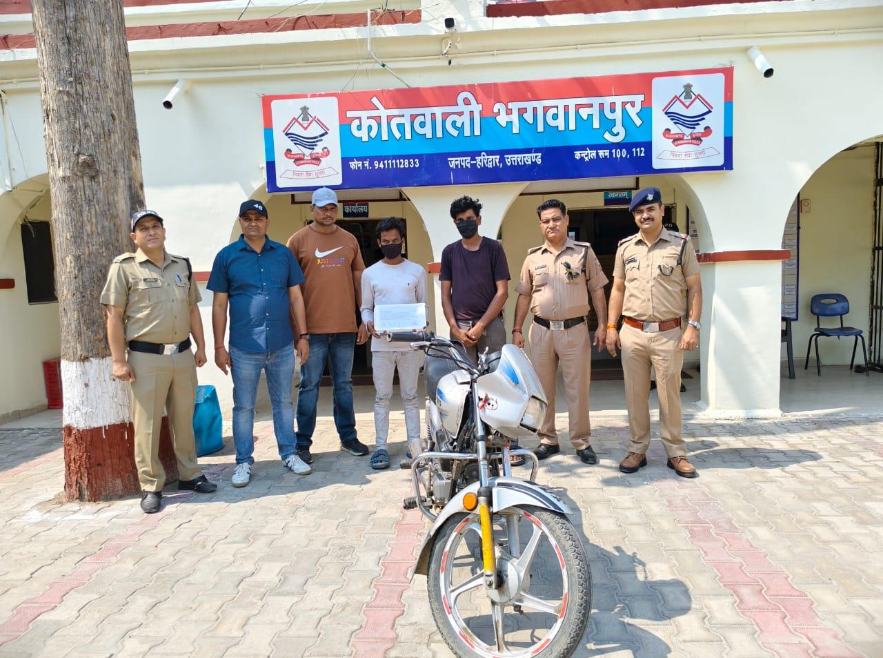 ऑपरेशन प्रहार में हरिद्वार पुलिस की बड़ी कार्यवाही।  सड़क चलते लोगों से मोबाइल झपटने वाले 02 शातिर लूटेरे गिरफ्तार।  पुलिस ने दोनों आरोपियों के कब्जे से लूटे हुए 12 मोबाइल किए बरामद।