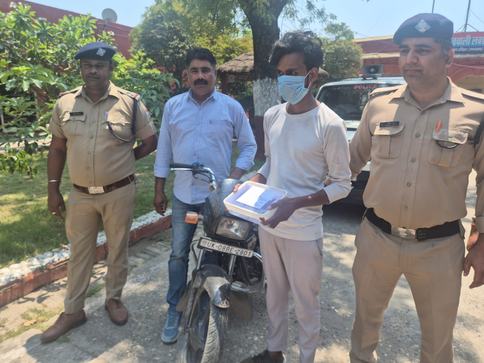 एसपी देहात ने फायरिंग मामले का प्रेस वार्ता कर किया सफल खुलासा।  सत्संगी बाबा निकला फायरिंग मामले का मास्टरमाइंड,चेले के साथ मिलकर घटना को दिया अंजाम।  कार सवार डॉक्टर और उसके साथियों पर फायरिंग, बाडीटीप का है मामला।