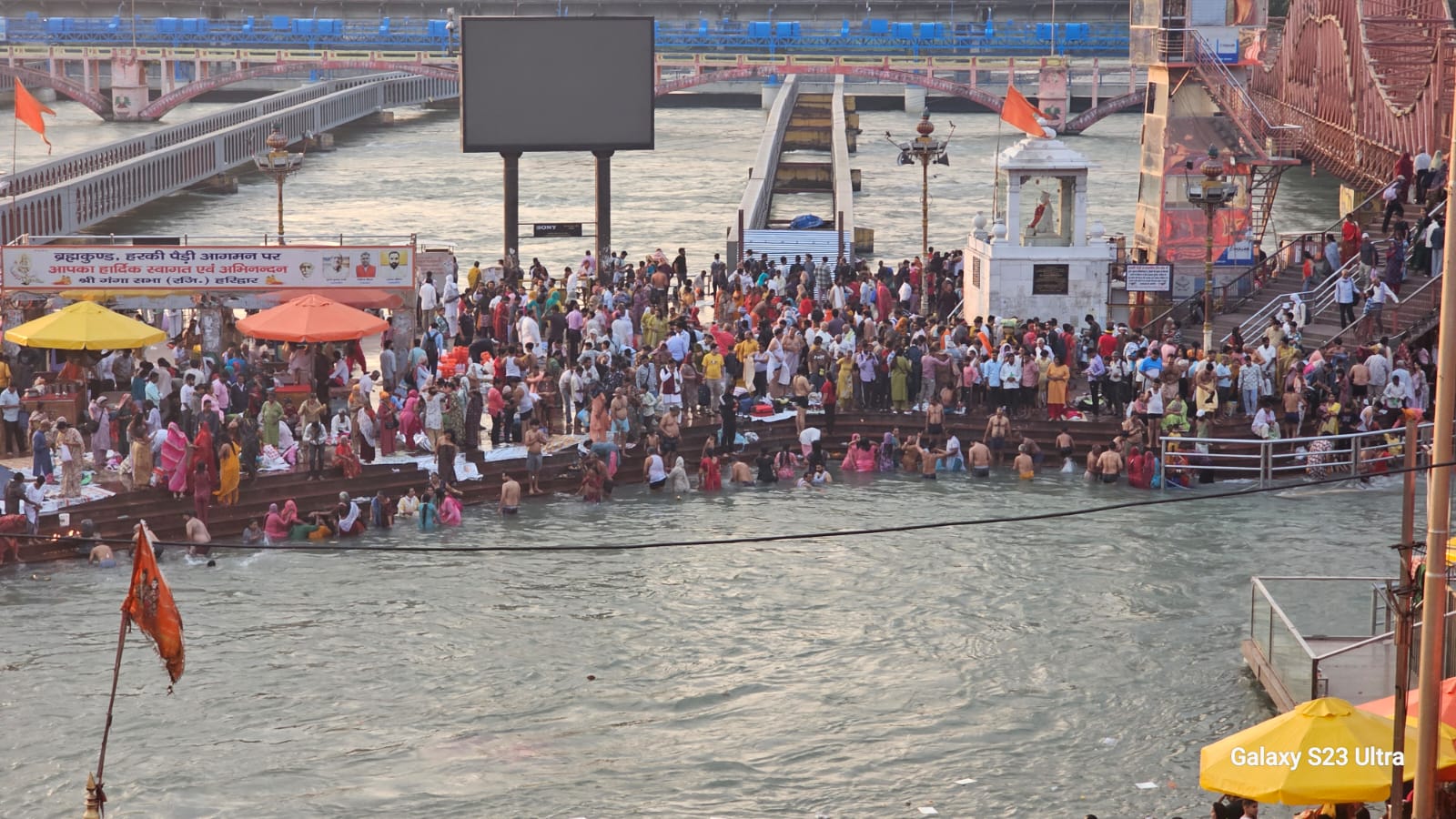 बुद्ध पूर्णिमा स्नान पर्व पर लाखों श्रद्धालुओं ने लगाई गंगा में डुबकी शासन प्रशासन रहा मुस्तेज।  गंगा स्नान के दौरान हरिद्वार पुलिस प्रशासन रहा मुस्तेज एसएसपी हरिद्वार नवनीत सिंह भुल्लर ने खुद समाली कमान।