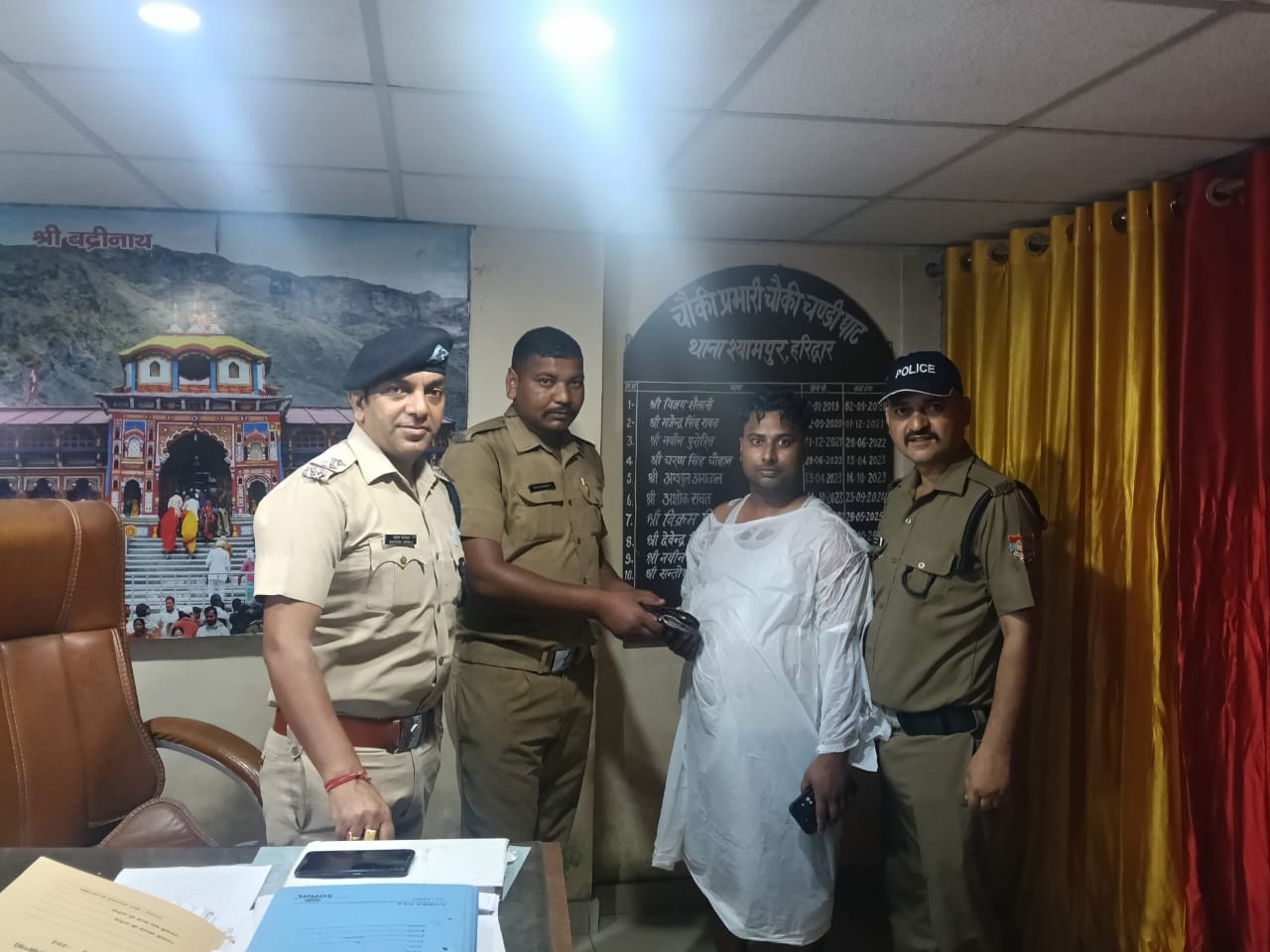चंडी देवी पैदल मार्ग पर एक पर्स गिरा जिसमें करीब ₹5000 और जरूरी कागजात थे।  हरिद्वार पुलिस ने मानवता दिखाते हुए यात्री का पर्स चेतक द्वारा डुंड कर किया वापस चेहरे पर लोटी मुस्कान।