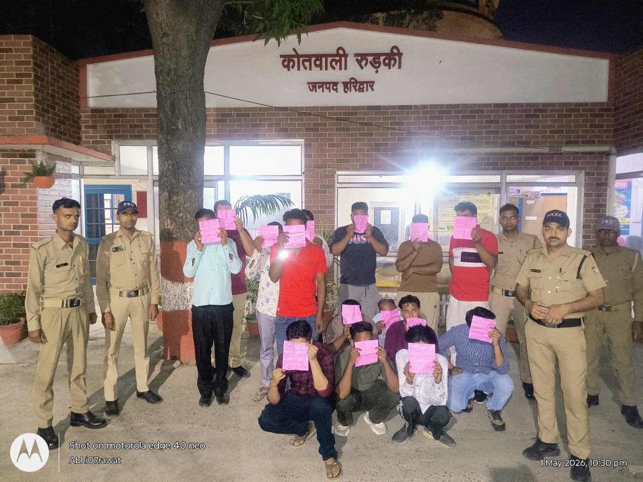 ऑपरेशन प्रहार अभियान के तहत हरिद्वार पुलिस की कार्यवाही।  सार्वजनिक स्थानों पर शराब पीने वालों के विरुद्ध रुड़की पुलिस का सख्त एक्शन।  17 व्यक्तियों के विरुद्ध पुलिस एक्ट में चालान, ₹8,500 का संयोजन शुल्क वसूला गया।