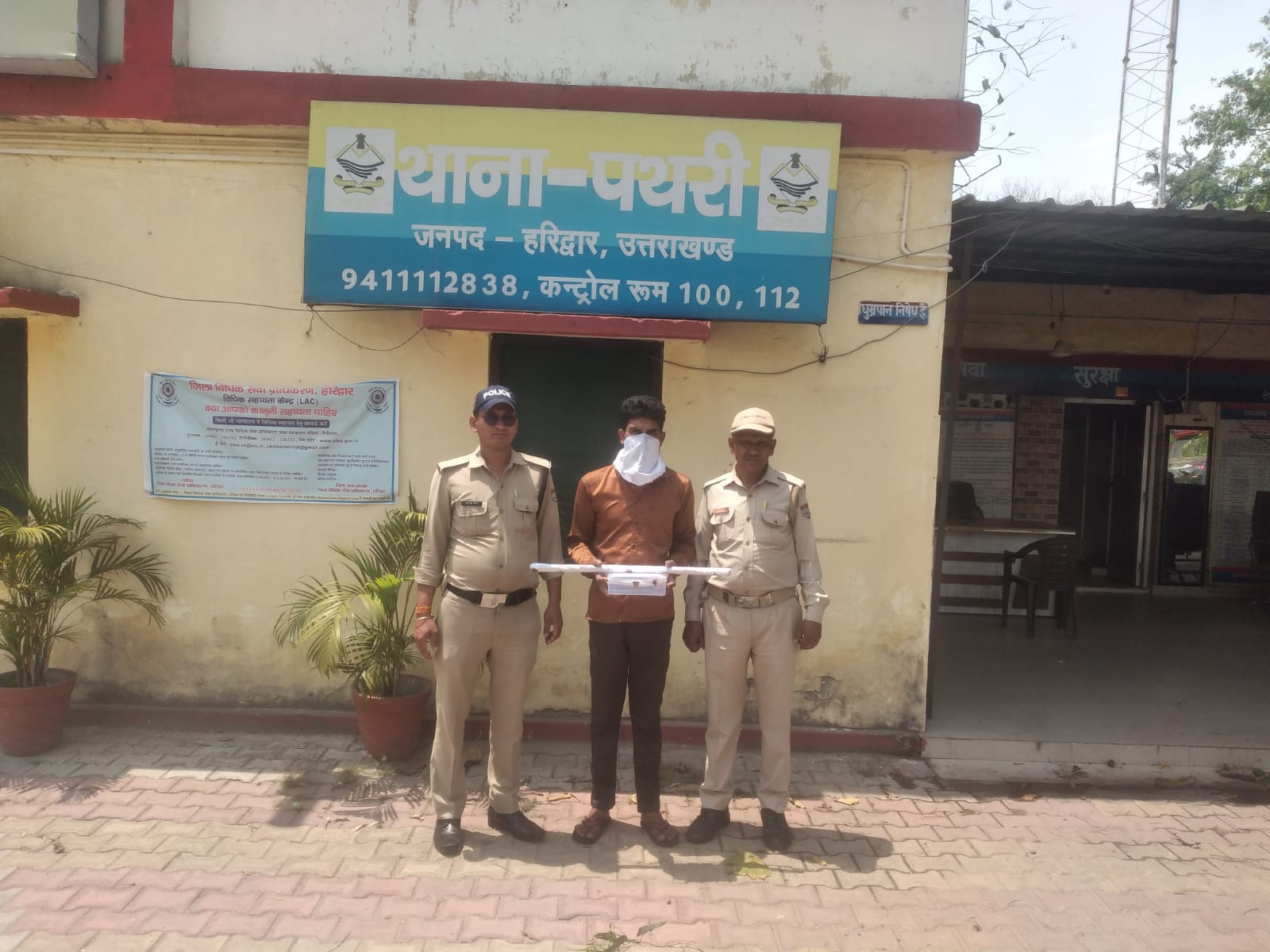 दिनारपुर दुकान में हुयी चोरी का हरिद्वार पुलिस ने किया खुलासा।  चोरी का आरोपित आया  पुलिस की गिरफ्त में।  आरोपित के कब्जे से ₹7000/नकद व एक बुलैरो पीकअप बरामद।