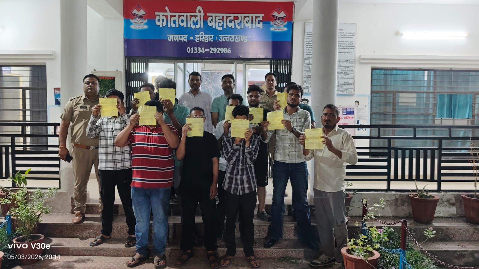 ऑपरेशन प्रहार के अन्तर्गत बहादराबाद पुलिस की ताबड़तोड़ कार्यवाही।  सार्वजनिक स्थानों व ढाबों में बैठकर जाम छलकाना पड़ा भारी।  कुल 14 नशेड़ीयो को गिरफ्तार कर 03 वाहन सीज।