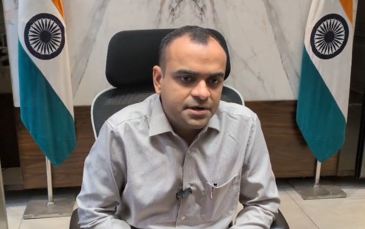 चारधाम यात्रा के दृष्टिगत सिवरेज के लिए खोदी गई सड़कों को त्वरित गति से ठीक करने के लिए दिन- रात किया जा रहा है निमार्ण कार्य।