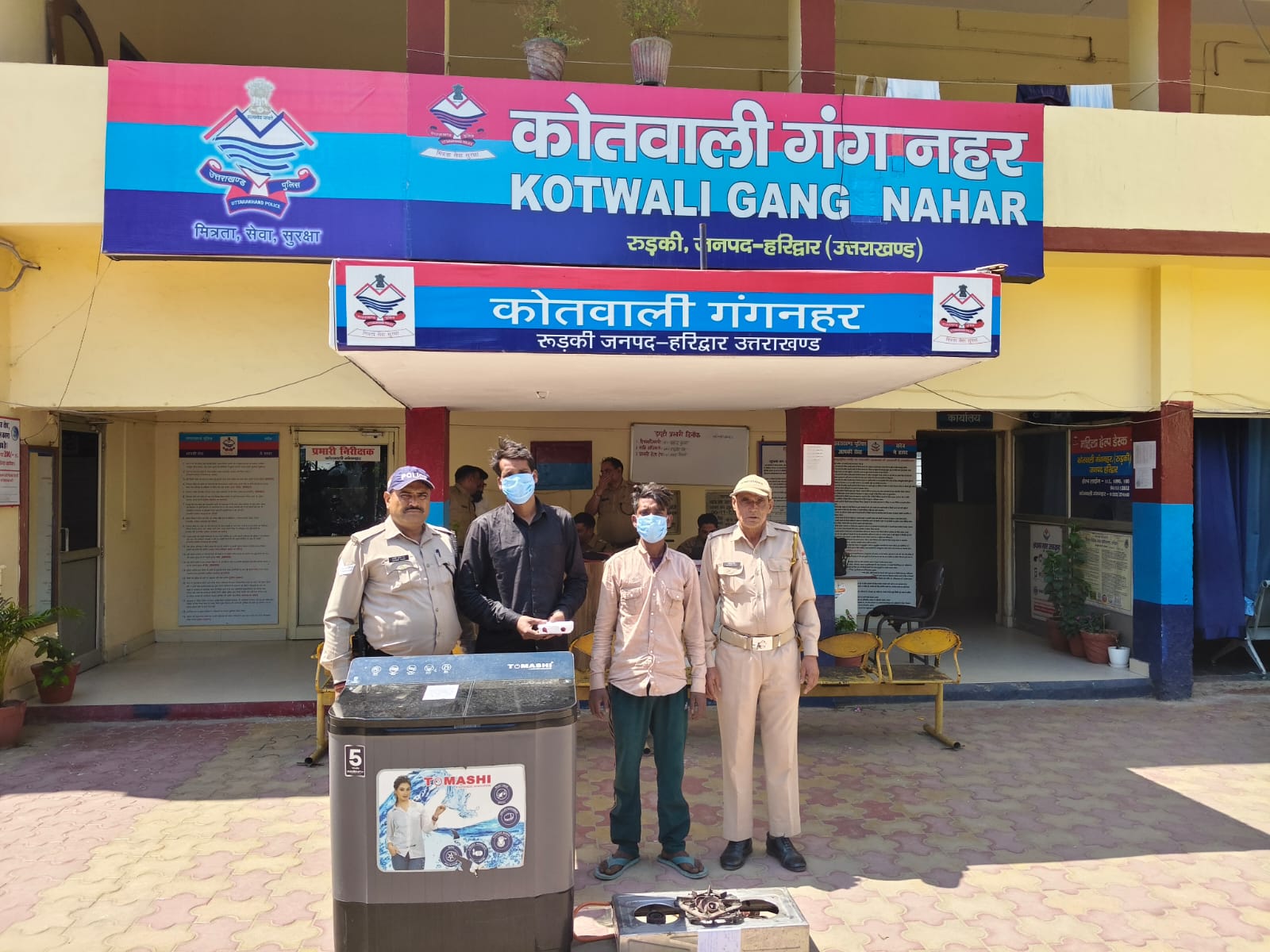 घर में हुई चोरी का हरिद्वार पुलिस ने किया खुलासा।  कोतवाली गंगनहर पुलिस के हाथ लगी बड़ी सफलता।  चोरी की घटना में संलिप्त 02 आरोपियों को पुलिस ने किया गिरफ्तार।