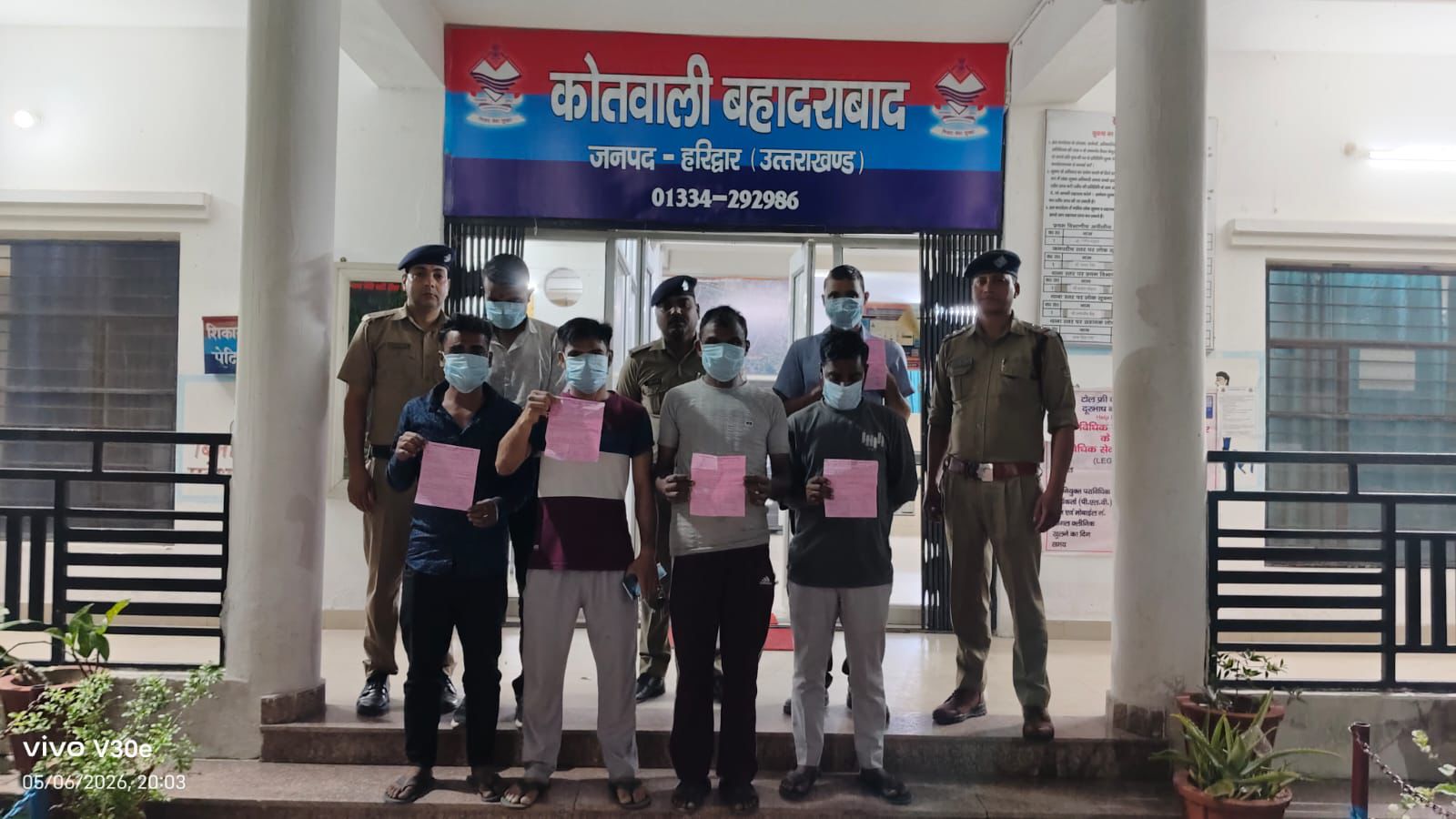 ऑपरेशन प्रहार के अन्तर्गत बहादराबाद पुलिस की ताबड़तोड़ कार्यवाही।  सार्वजनिक स्थानों/ढाबों में बैठकर जाम छलकाना पड़ा भारी, कुल 06 नशेड़ी दबोचे गए।