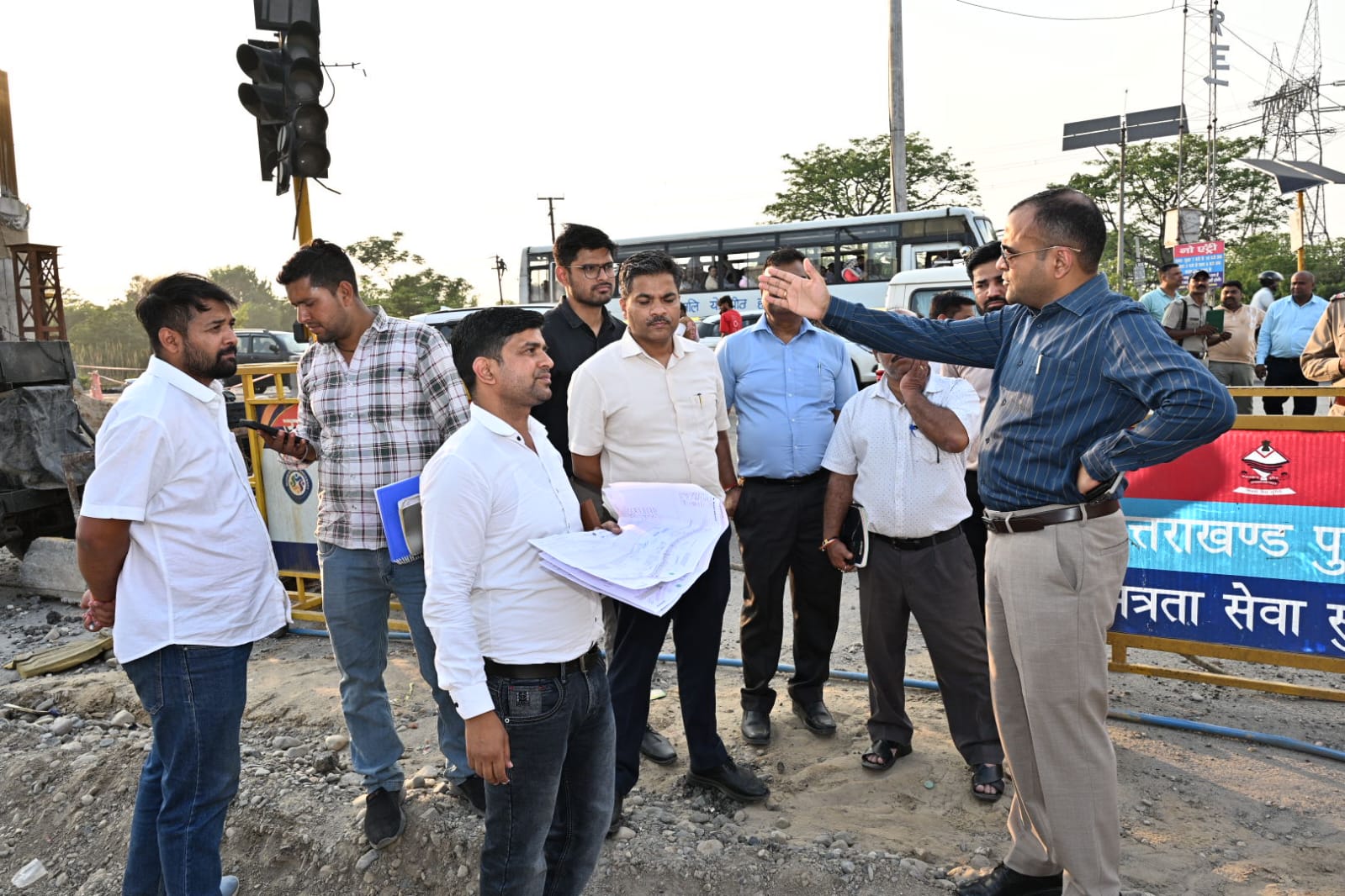 जिलाधिकारी मयूर दीक्षित ने हरिलोक तिराहा ज्वालापुर, बहादराबाद टोल प्लाजा राष्ट्रीय राजमार्ग पर चल रहे फ्लाईओवर के निर्माण कार्यों का किया स्थलीय निरीक्षण।  फ्लाईओवर निर्माण कार्यों की धीमी प्रगति पर जिलाधिकारी द्वारा गहरी नाराजगी व्यक्त करते हुए निर्माण कार्यों को त्वरित गति से करने के दिए निर्देश।