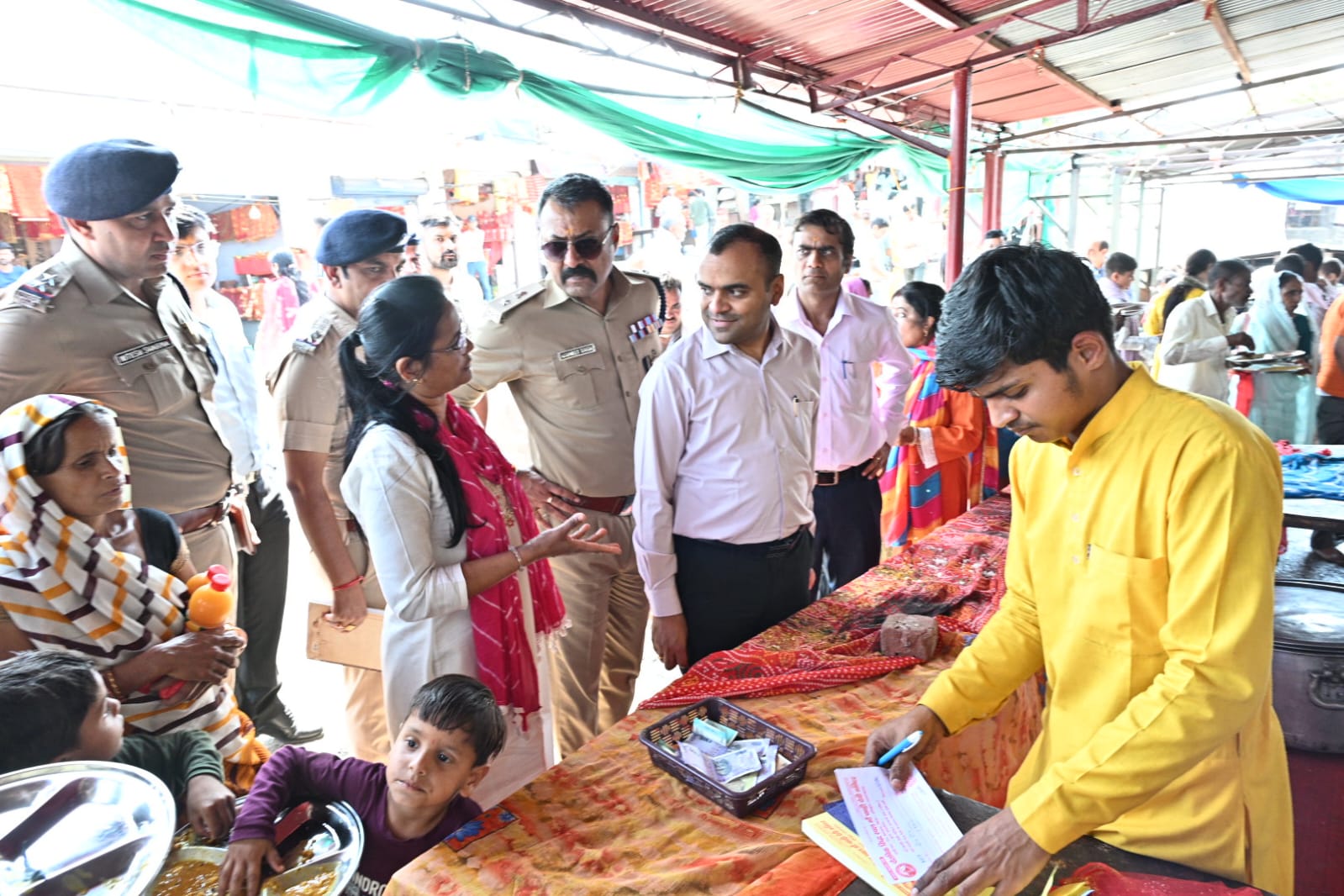 जिलाधिकारी मयूर दीक्षित एवं वरिष्ठ पुलिस अधीक्षक नवनीत सिंह भुल्लर ने मां चंडी देवी मंदिर पहुंचकर लिया सुरक्षा व्यवस्थाओं का जायजा।