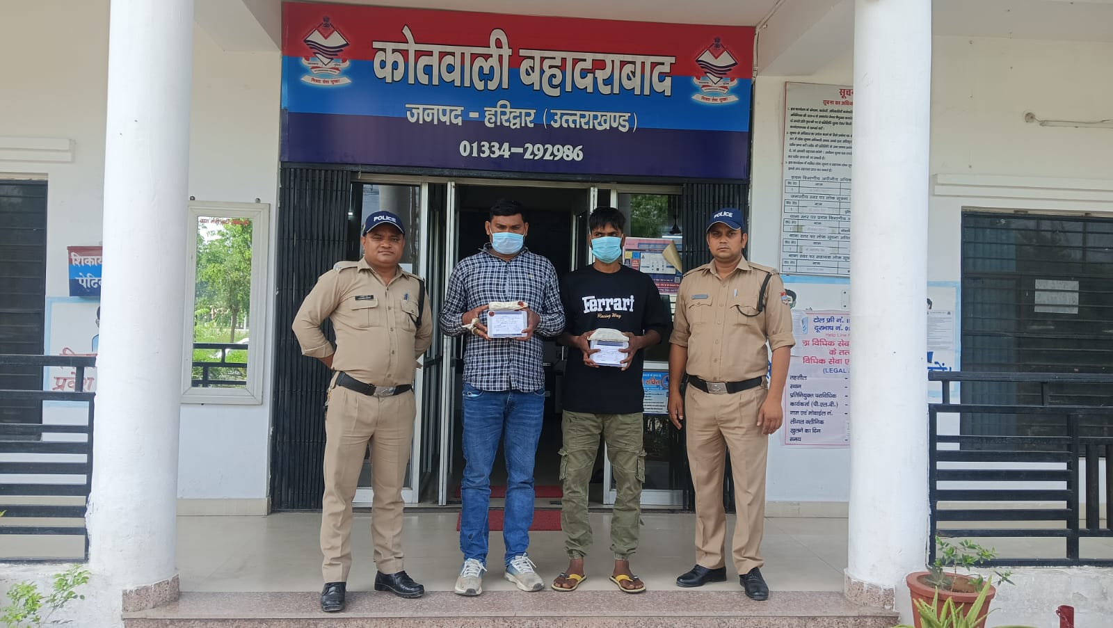 ATM फ्रॉड गिरोह का कोतवाली बहादराबाद पुलिस ने किया पर्दाफाश।  17 नकली/संदिग्ध ATM कार्ड व घटना में प्रयुक्त बाइक के साथ 02 आरोपित अभियुक्त को किया गिरफ्तार।