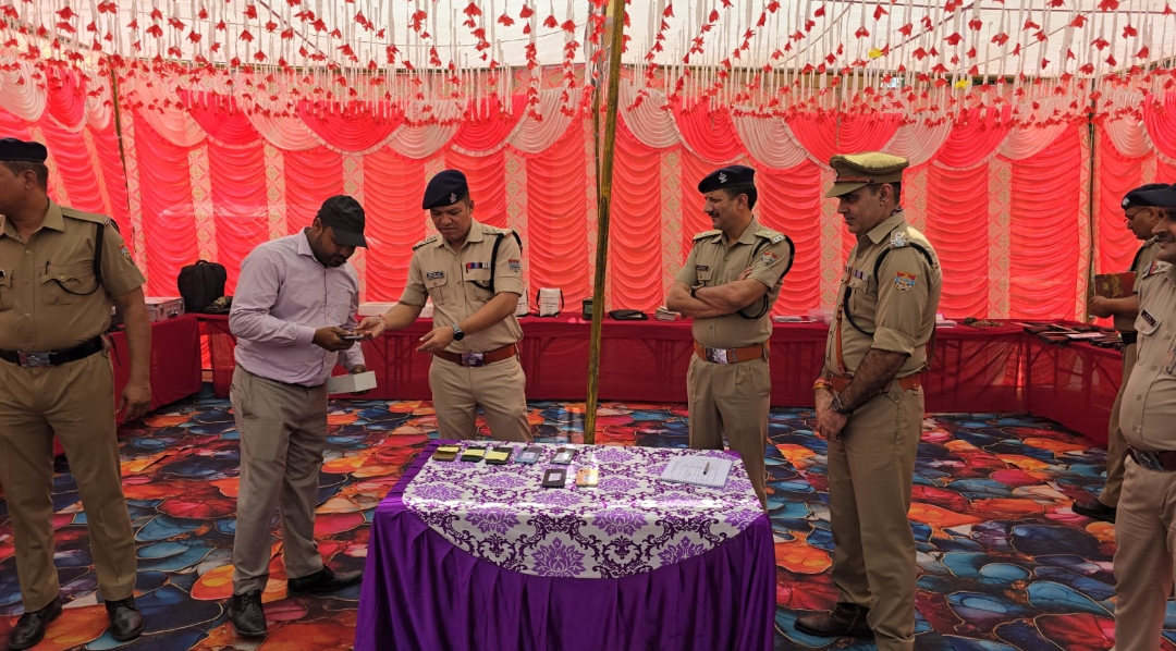 पुलिस अधीक्षक ग्रामीण शेखर चन्द सुयाल द्वारा किया गया पथरी थाने का अर्दवार्षिक निरीक्षण,दिये आवश्यक दिशा-निर्देश  निरीक्षण के दौरान पांच लाख पचास हजार रुपए के खोये हुए  बरामद मोबाइल स्वामियों के  किया सुपुर्द।