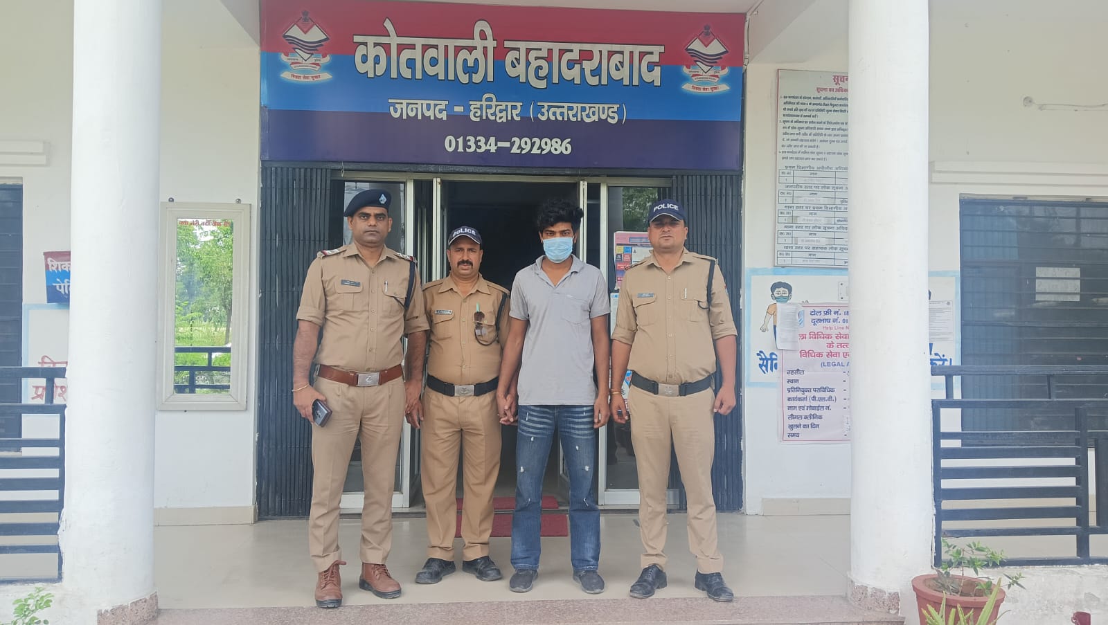 ऑपरेशन प्रहार के तहत वांछितों पर हरिद्वार पुलिस की कार्यवाही जारी।  हरिद्वार पुलिस ने ₹5000/- का ईनामी वांछित आरोपी अभियुक्त को किया गिरफ्तार।  नाबालिग से दुराचार के मामले में चल रहा था फरार।