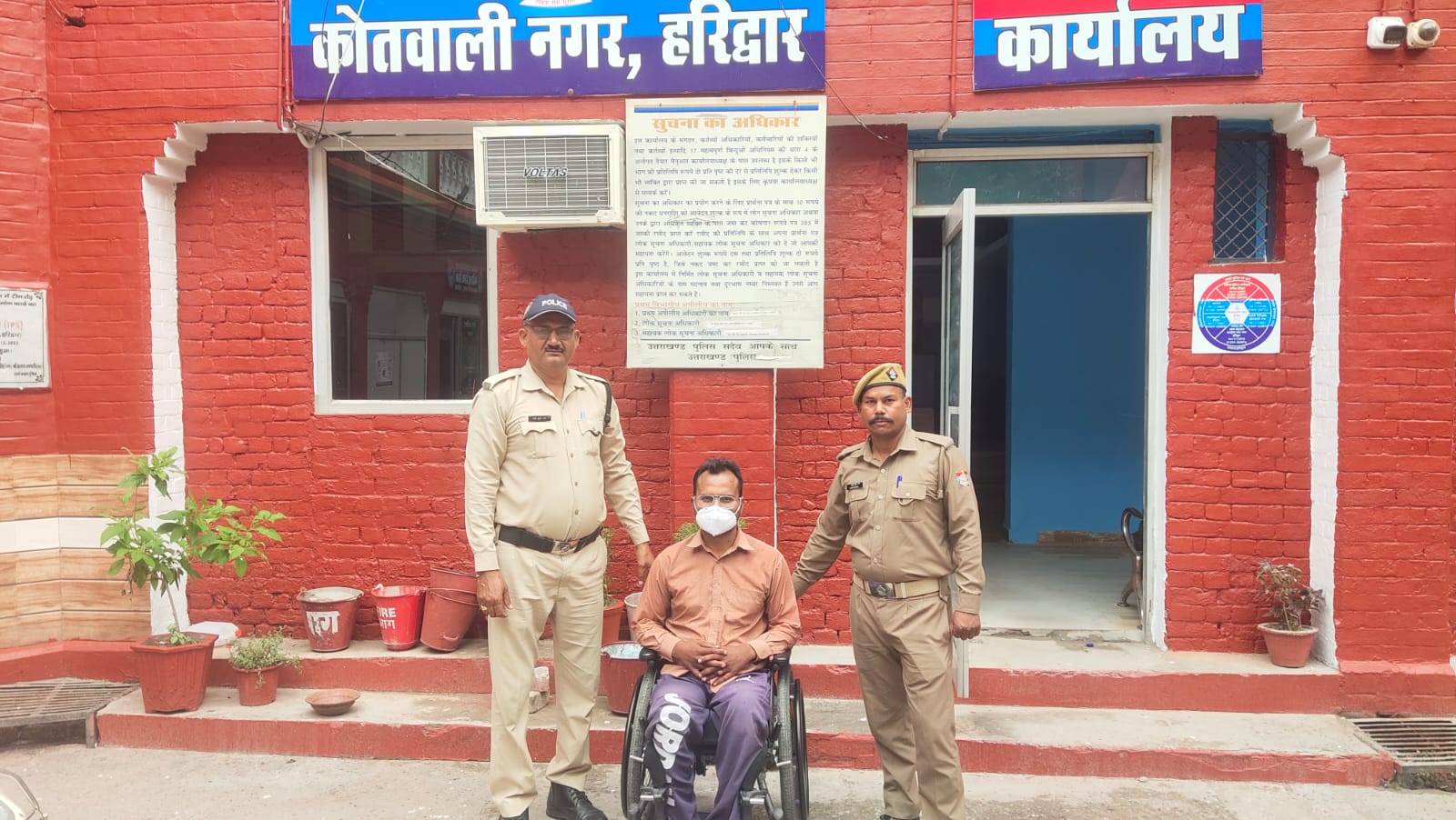 ऑपरेशन प्रहार के अन्तर्गत हरिद्वार पुलिस की कार्रवाई।  पंजाब नेशनल बैंक के पैसे गबन करने वाला फरार कर्मचारी आया हरिद्वार पुलिस की गिरफ्त में।  एस0एस0पी0हरिद्वार द्वारा आरोपित पर किया गया था ₹5000/-इनाम घोषित।