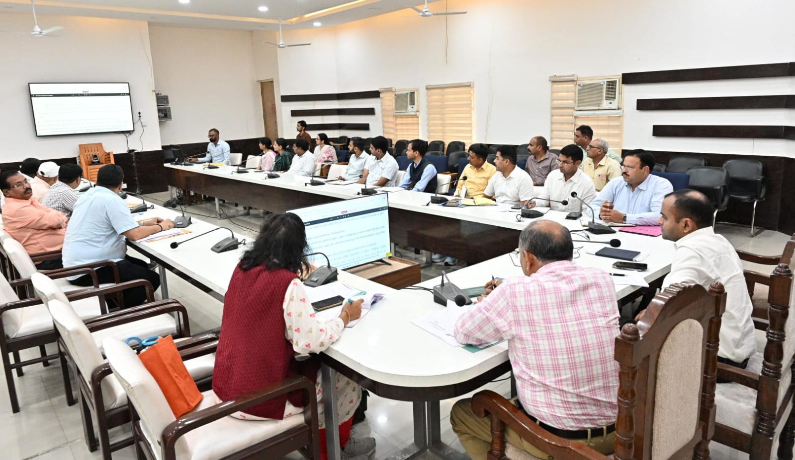  कचरा एवं ठोस अपशिष्ट के उचित निस्तारण हेतु सभी संबंधित अधिकारी गंभीरता से कार्य करे-जिलाधिकारी मयूर दीक्षित।  15 दिन के भीतर साफ सफाई व्यवस्था धरातल पर दिखनी चाहिए – जिलाधिकारी