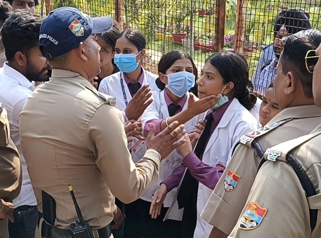 बहादराबाद केयर कॉलेज में छात्रों का हंगामा, फीस वापसी को लेकर पुलिस-प्रशासन की मौजूदगी में भी नहीं निकला समाधान