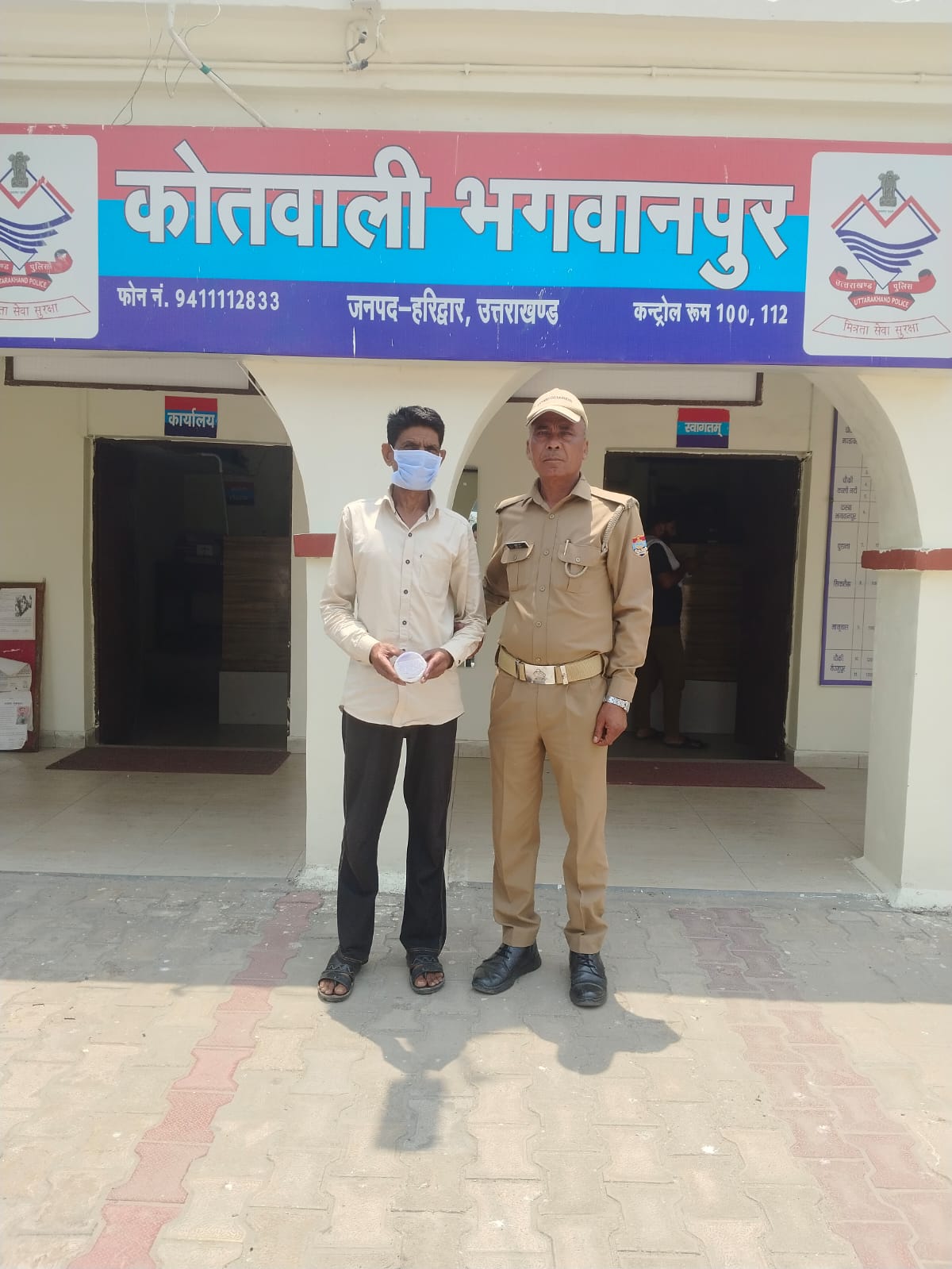 ऑपरेशन प्रहार” के तहत  हरिद्वार पुलिस की कार्रवाई लगातार जारी।  हरिद्वार पुलिस की नशा तस्करों पर ताबडतोड कार्यवाही जारी।  14.80 ग्राम अवैध हेरोइन के साथ आरोपित को धर दबोचा।