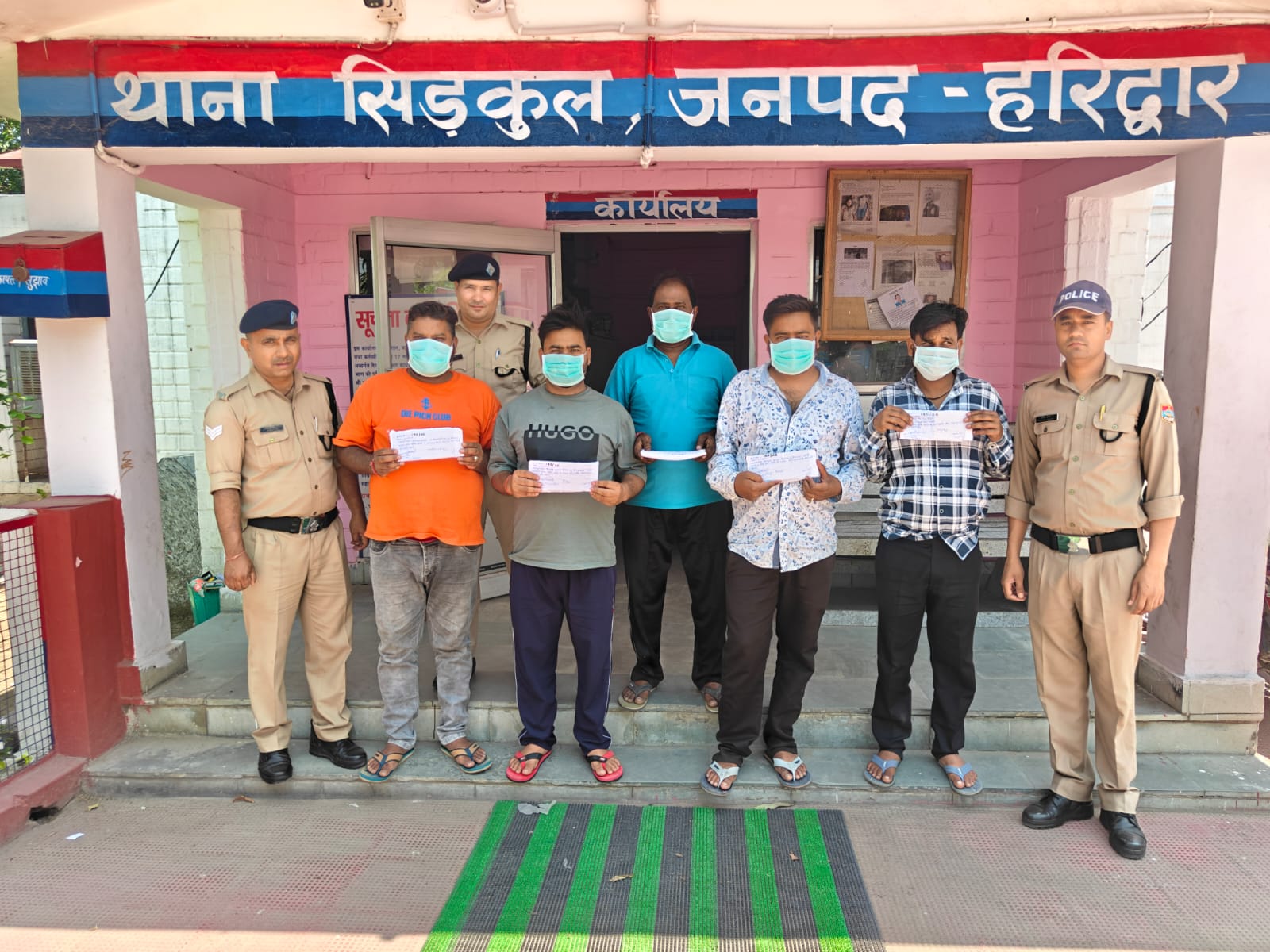 ऑपरेशन प्रहार के तहत हरिद्वार पुलिस की कार्रवाई।  05  आरोपितों को सट्टा बुक, पैन व ₹5240/- के साथ किया गिरफ्तार।