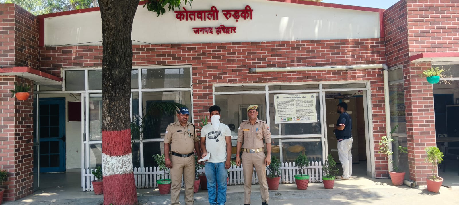 जश्न में टशन, बर्थडे पार्टी में तमंचा लहराने का वीडियो हुआ था वायरल।  पुलिस ने उतारी खुमारी, तमंचे के साथ युवक गिरफ्तार।  वायरल विडियो का संज्ञान लेकर की जा रही थी युवक की तलाश, चैकिंग के दौरान चढ़ा हत्थे।