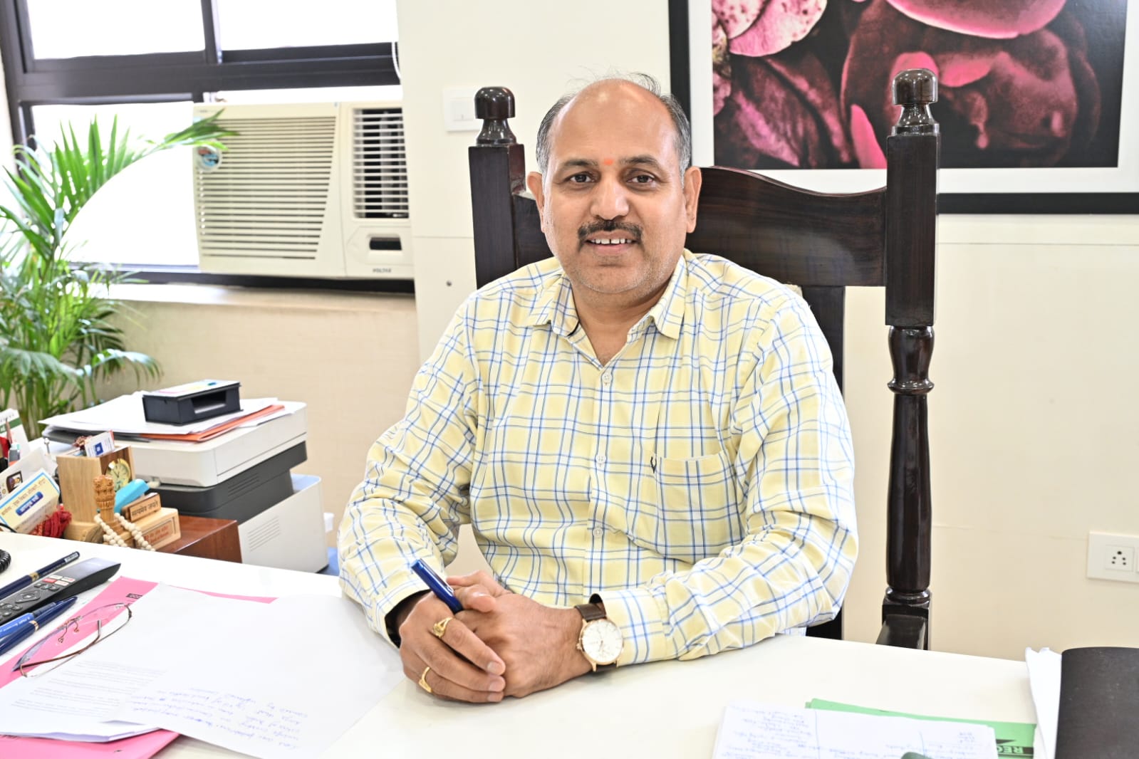 मुख्य विकास अधिकारी डॉ. ललित नारायण मिश्र साइकिल चलाकर पहुंचे जिला कार्यालय जनसुनवाई कार्यक्रम में।  ईंधन बचाओ एवं पर्यावरण संरक्षण का दिया संदेश।  जनपदवासियों एवं अधिकारियों-कर्मचारियों से ईंधन बचाने की अपील।