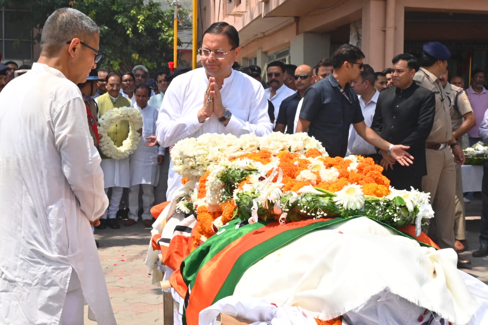 पूर्व मुख्यमंत्री/मेजर जनरल (सेवानिवृत्त) भुवन चंद्र खंडूड़ी की अंतिम यात्रा में उमड़ा जनसैलाब।  खड़खड़ी श्मशान घाट में राजकीय सम्मान के साथ किया गया अंतिम संस्कार।