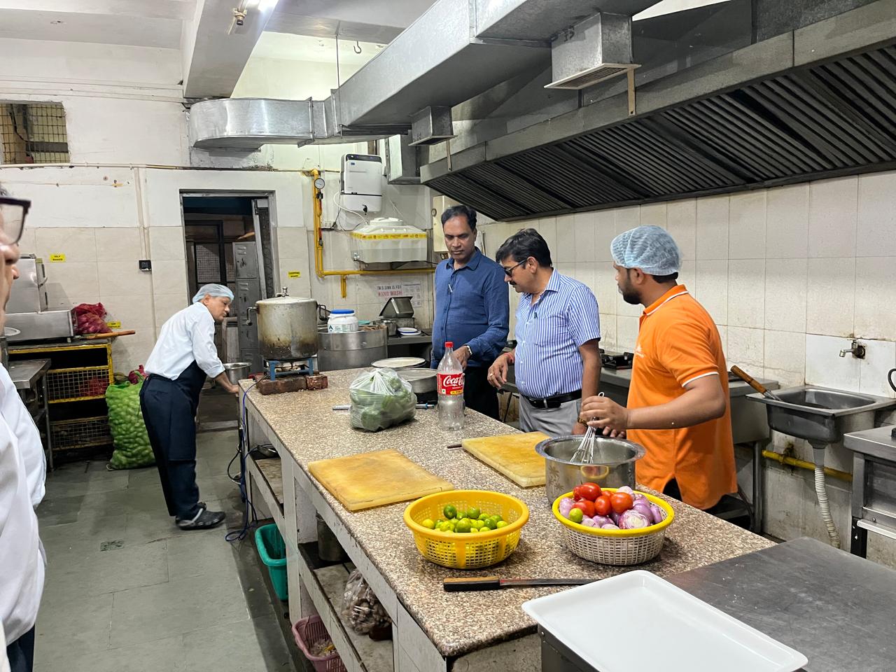 जनपद में खाद्य पदार्थों में किसी भी प्रकार से कोई मिलावट न हो, इसके लिए जिलाधिकारी मयूर दीक्षित ने खाद्य सुरक्षा विभाग को निरंतर छापेमारी की कार्यवाही के निर्देश दिए गए है।