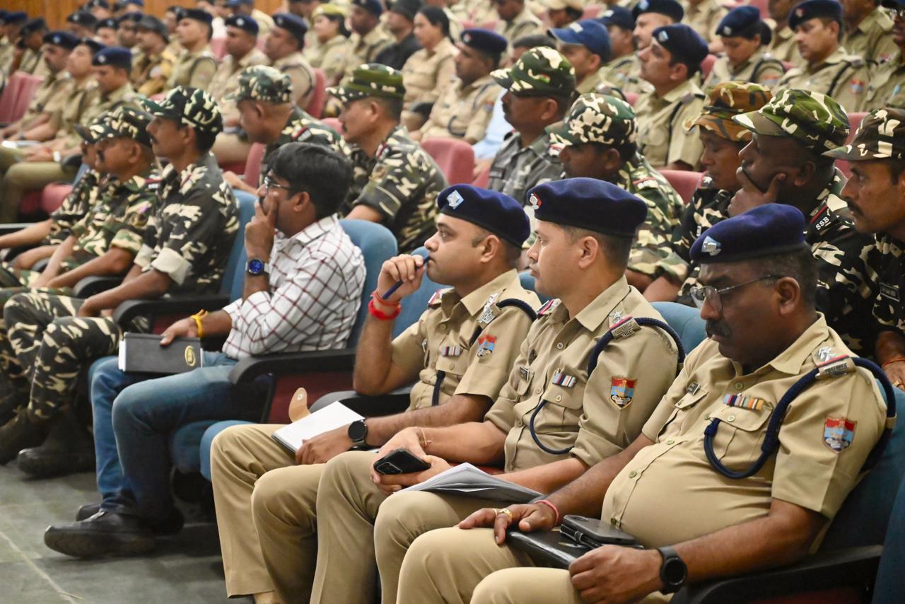 गंगा दशहरा/निर्जला एकादशी स्नान मेला पर्व की ब्रीफिंग सम्पन्न, डीएम व एसएसपी ने किया मेले में नियुक्त पुलिस फोर्स को ब्रीफ।