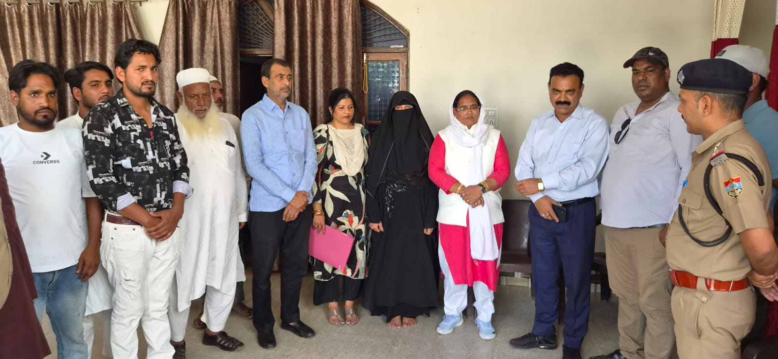 हलाला के विरुद्ध प्रदेश में पहला मुकदमा दर्ज कराने वाली पीड़िता से दोबारा मिलने पहुंचीं अल्पसंख्यक आयोग की उपाध्यक्ष फरजाना बेगम।