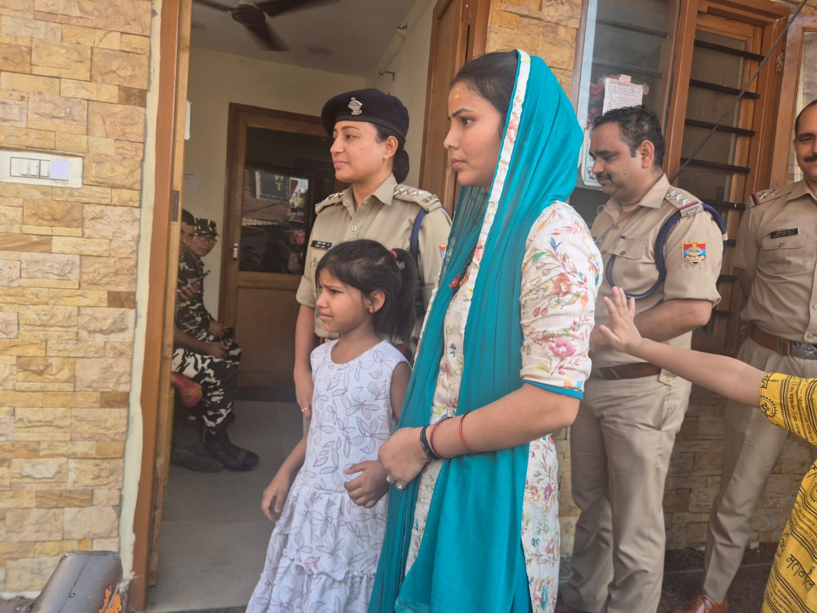 हरिद्वार गंगा स्नान दशहरा पर भारी भीड़ के बीच खोये बच्चे, तलाश में जुटे परिजन भी थे परेशान।