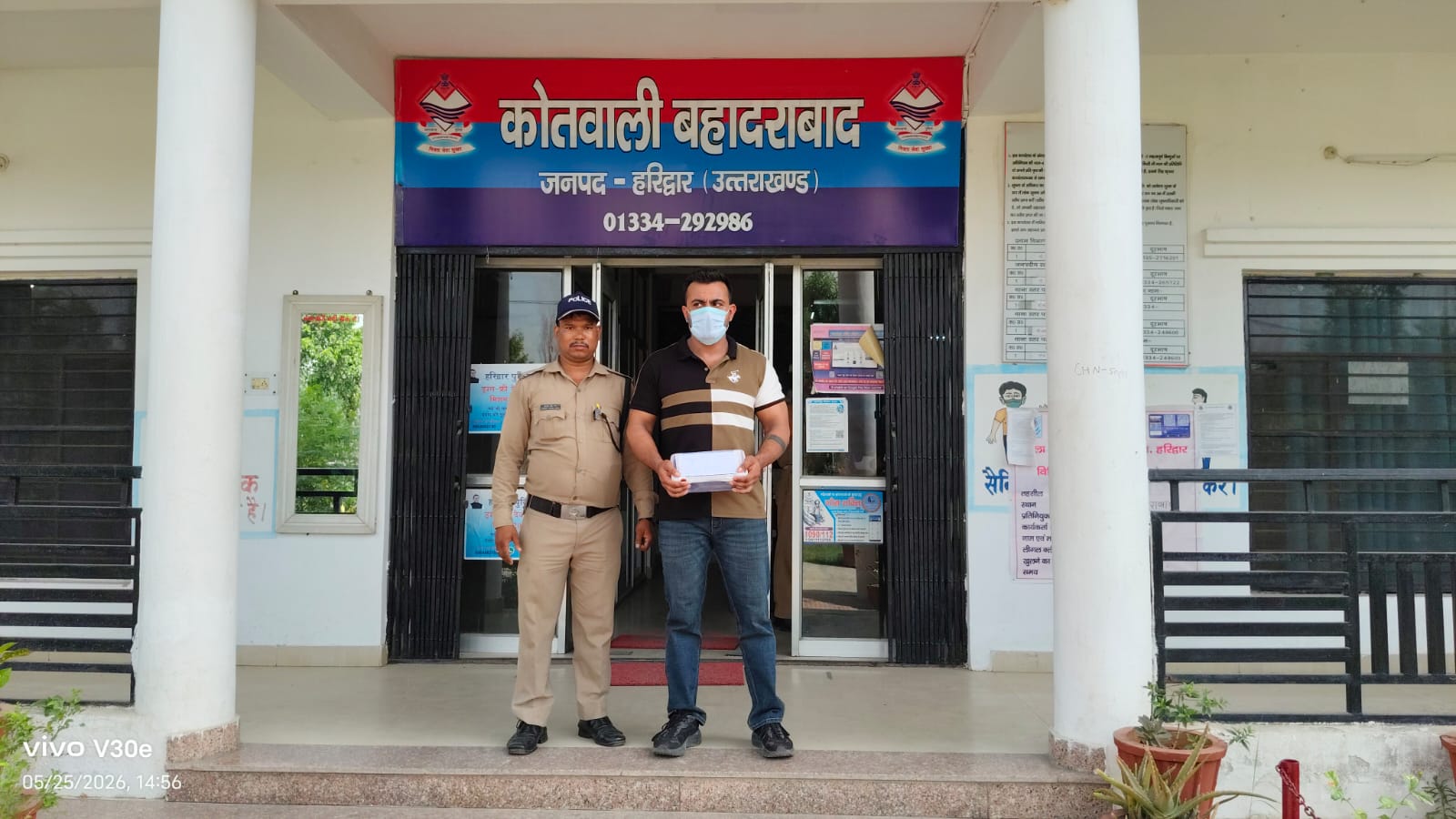 गोली काण्ड के संभावित आरोपी ने कोतवाली बहादराबाद में किया सरेंडर।  वारदात में इस्तेमाल तमंचा,कारतूस व स्कॉर्पियों भी किया जमा।