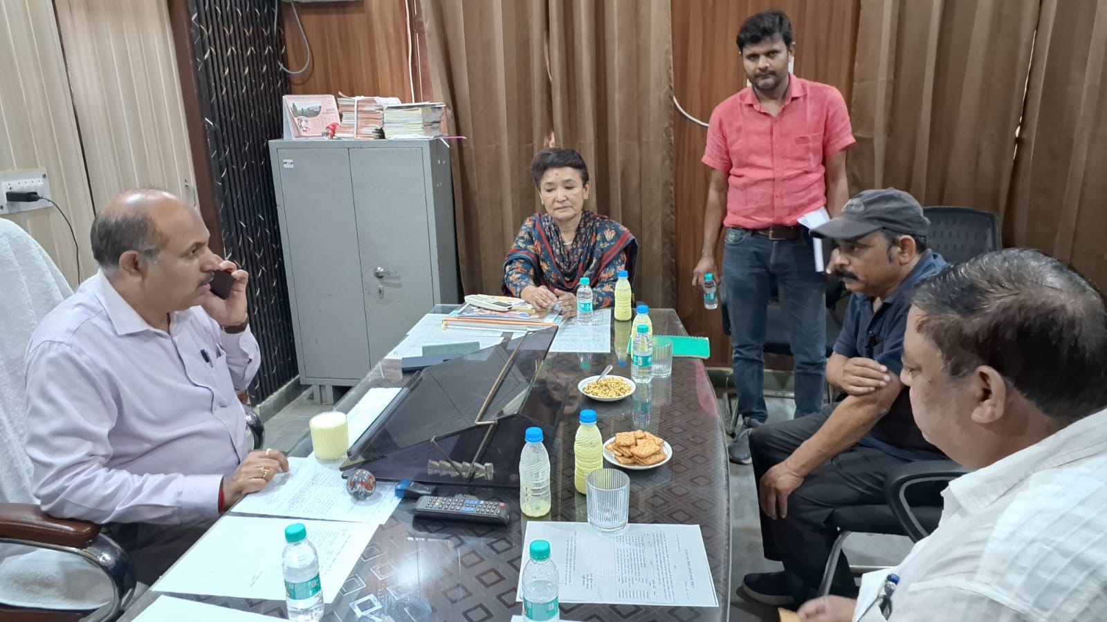 मुख्य विकास अधिकारी ने किया विकास खंड कार्यालय रुड़की का निरीक्षण।  अनुपस्थित सहायक विकास अधिकारी पंचायत का वेतन रोकने के निर्देश।
