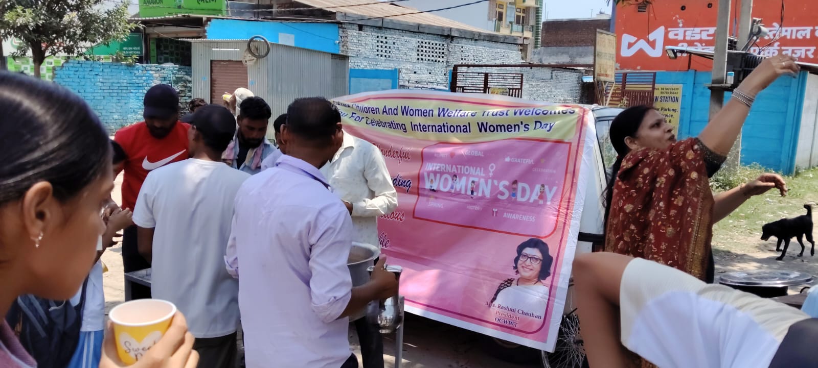 एन्जल्स एकेडमी सीनियर सेकेण्डरी स्कूल की ओर से राहगीरों को मीठा शरबत वितरित किया गया जिसमे स्कूल शिक्षक ओर सभी कर्मचारी शामिल रहे।