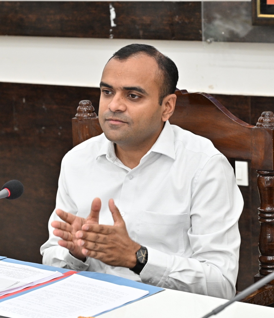 आगामी कांवड़ मेले के दृष्टिगत लोनिवि एवं राष्ट्रीय राजमार्ग को उनके अधीन जो भी सड़के है उनको प्राथमिकता से गड्ढा मुक्त किया जाए जिलाधिकारी।