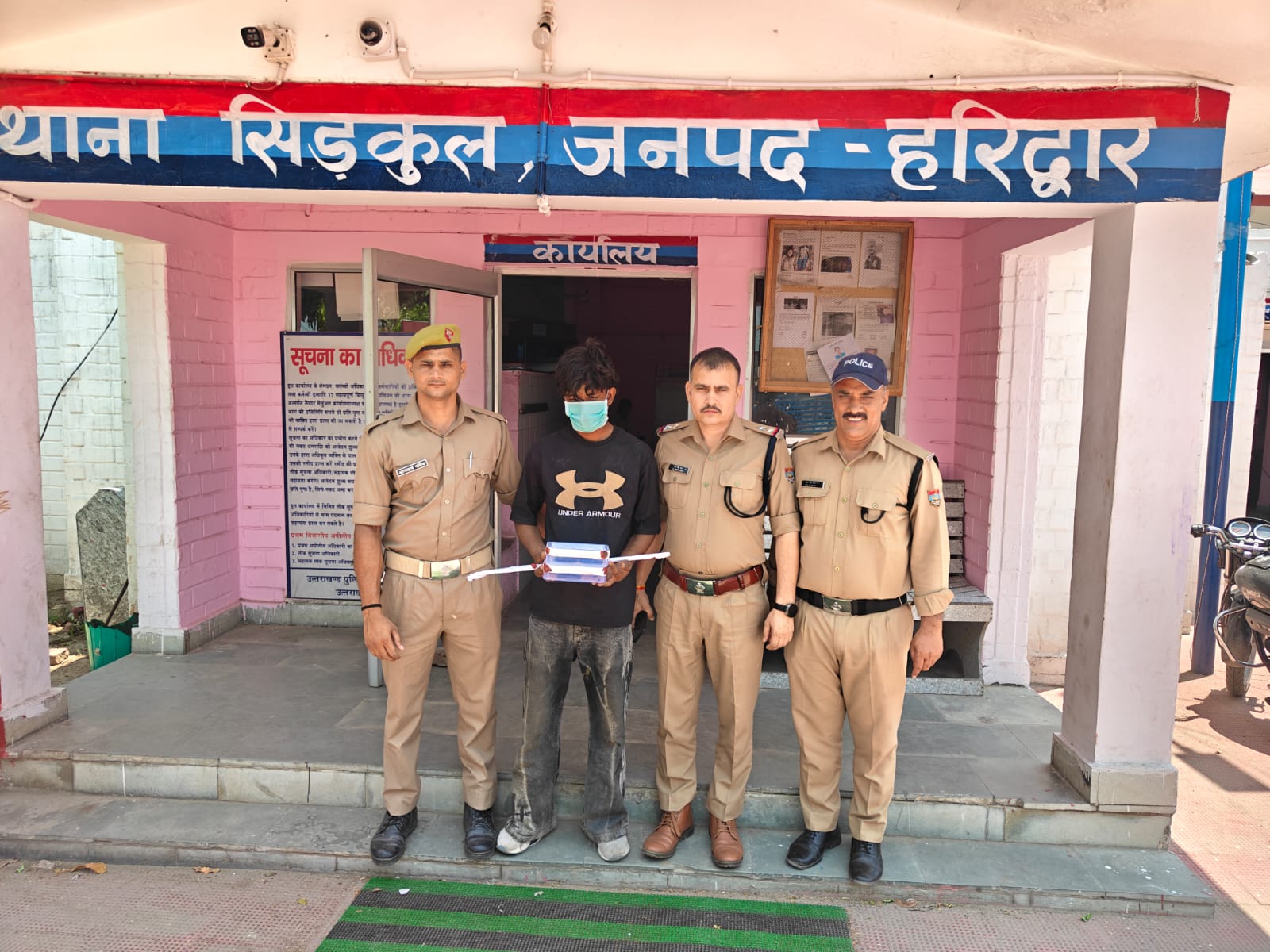 घर से फोन चोरी करने वाले दो आरोपियों के गिरेबां तक पहुंचे पुलिस के हाथ।  आरोपियों के कब्जे से पुलिस टीम ने 03 मोबाइल व एक सरिया का टुकड़ा किया बरामद।