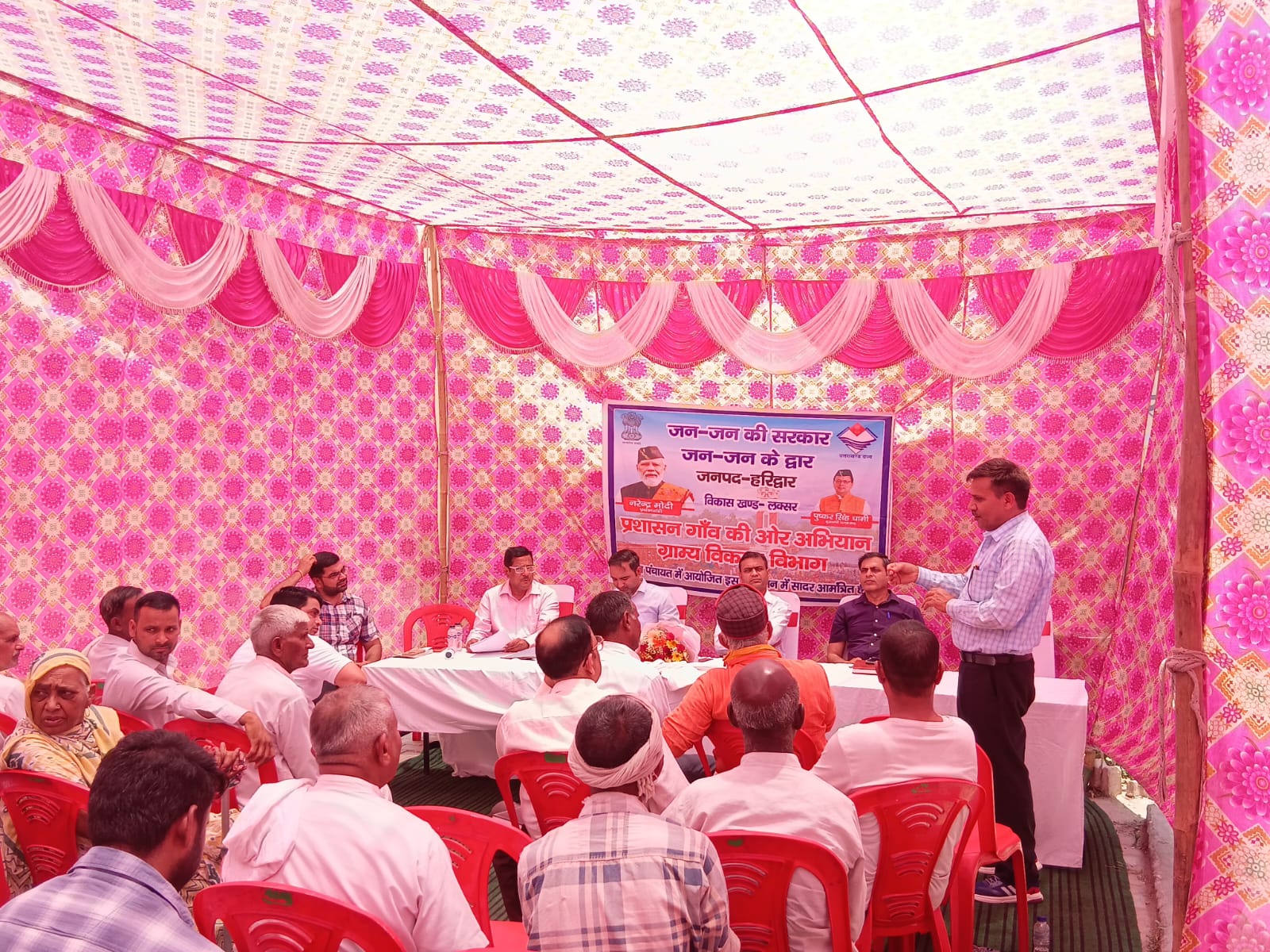 अकोढ़ा कला में अपर जिलाधिकारी की अध्यक्षता में जनता दरबार किया गया आयोजित, बड़ी संख्या में पहुंचे ग्रामीणों ने दर्ज कराई गयी कई समस्याएं।