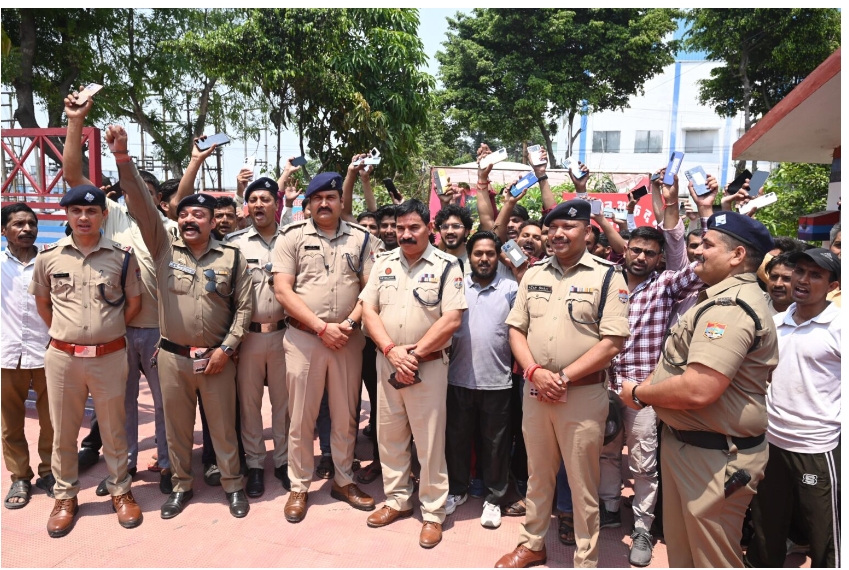 एसएसपी हरिद्वार नवनीत सिंह के नेतृत्व में पुलिस टीम ने कुल 152 खोए हुए मोबाइल फोन बरामद किए हैं।  खोया था जब मोबाइल, टूट गई थी आस हरिद्वार पुलिस ने फिर से लौटाया विश्वास।  152 चेहरों पर सिडकुल पुलिस ने लौटाई मुस्कान।