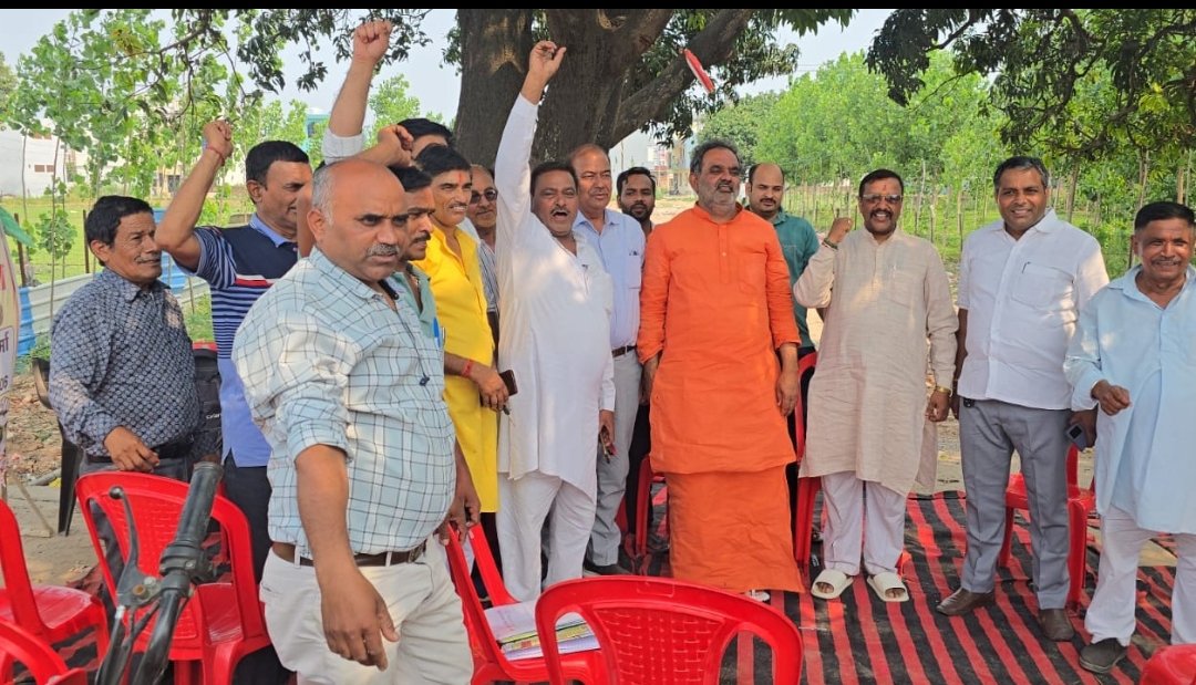 स्वामी यतीश्वरानंद के प्रयास से जमालपुर कलां क्षेत्र में बिछेगी सीवर लाइन।   दो स्थानों पर चल रहे धरने प्रदर्शनों पर पहुंचे पूर्व कैबिनेट मंत्री स्वामी यतीश्वरानंद, आश्वासन पर समाप्त हुए धरने।