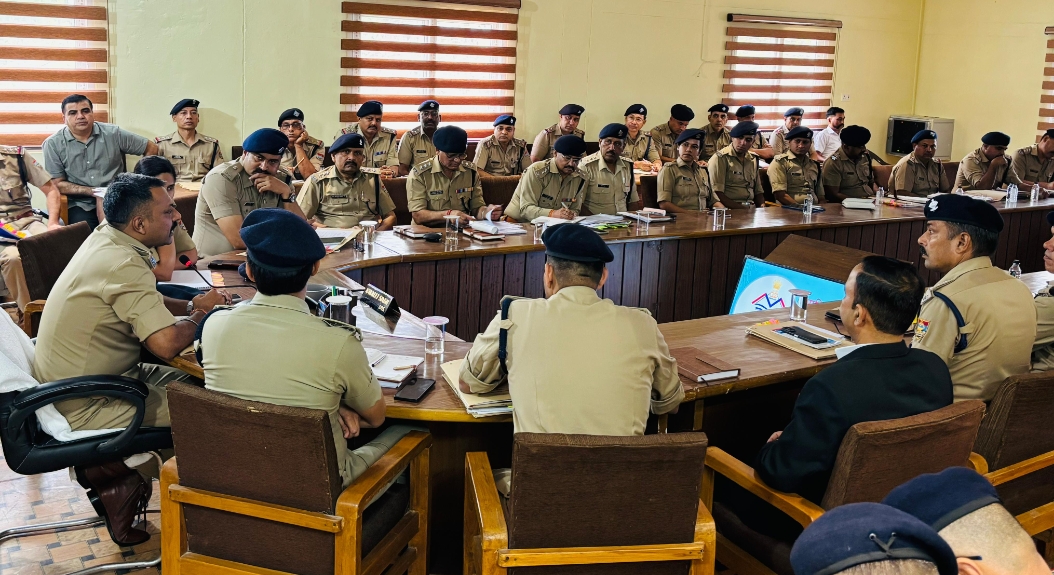 एसएसपी नवनीत सिंह की अध्यक्षता में आयोजित की गई माह अप्रैल की अपराध गोष्ठी।  मीटिंग में कप्तान ने दिखाए सख्त तेवर, किसी भी दशा में नशे का तस्कर या पैडलर गिरफ्तारी होने से न बचे।  नशे की पूरी चैन पर हो कार्यवाही, संबंधित सीओ करेंगे साप्ताहिक समीक्षा।