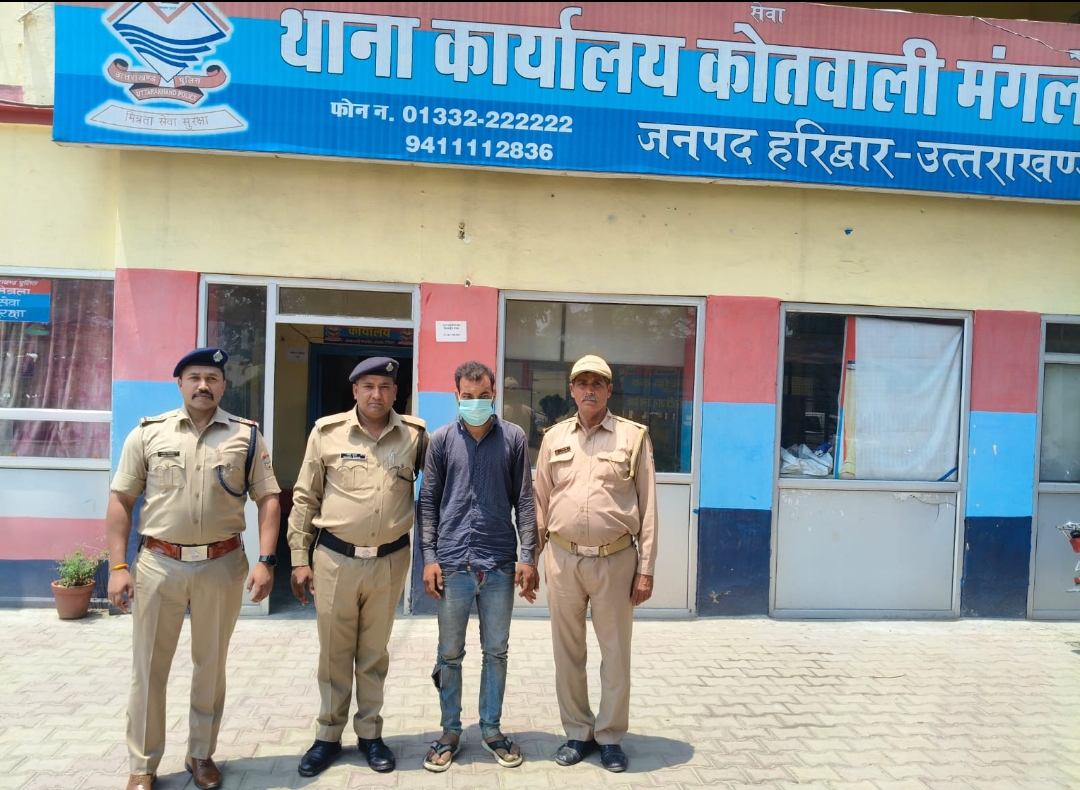 हरिद्वार पुलिस की संयुक्त टीम का “ऑपरेशन प्रहार” के तहत नशा तस्करों पर बड़ा वार।  260 ग्राम स्मैक के साथ मोटर साइकिल सवार तोता दबोचा, बाजार कीमत ₹78 लाख के करीब।  मोटर साइकिल में सवार था “हसीन तोता”, पुलिस ने स्मैक के साथ दबोचा।  कोतवाली मंगलौर पुलिस व सीआईयू रुडकी की संयुक्त टीम ने दिया ऑपरेशन को अंजाम।  