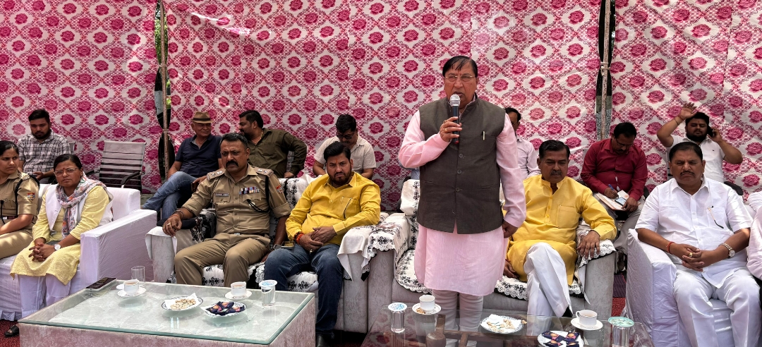 एसएसपी हरिद्वार की पहल पर बनाया जा रहा हेल्थ क्लब, पुलिस-परिजनों को कप्तान का बड़ा तोहफा।  अब पुलिस जवानों एवं उनके परिजनों को एक ही छत के नीचे मिलेगी फिटनेस ट्रैनिंग और टिप्स   प्रस्तावित हेल्थ क्लब हॉल के भूमि पूजन के लिए पुलिस लाइन पहुंचे राज्यसभा सांसद नरेश बंसल।