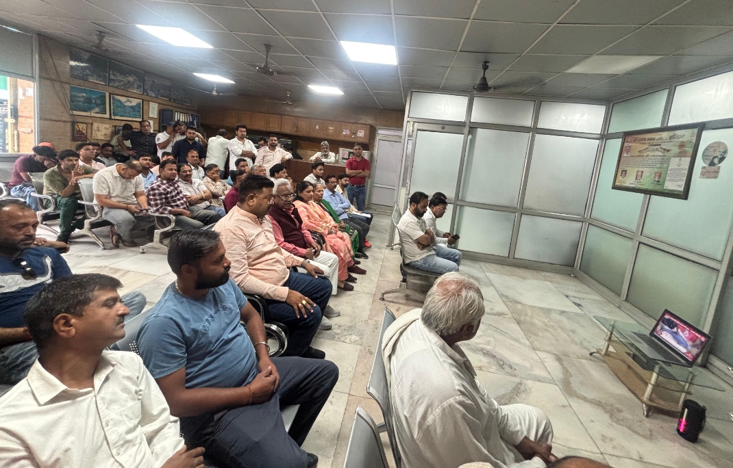 कैबिनेट मंत्री मदन कौशिक एवं महापौर किरण जैसल ने कार्यकर्ताओं एवं नागरिकों के साथ बैठकर सुनी प्रधानमंत्री नरेंद्र मोदी का ‘मन की बात’ कार्यक्रम