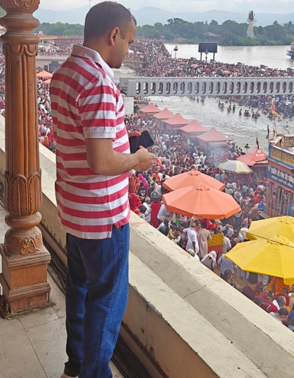 चारधाम यात्रा व्यवस्थाओ का जायजा लेने हरकी पौड़ी पहुंचे जिलाधिकारी मयूर दीक्षित।  चारधाम यात्रा व्यवस्थाओ से जुड़े सभी अधिकारियों को  संवेदनशील के साथ दायित्वों का निर्वहन करने के दिए निर्देश।