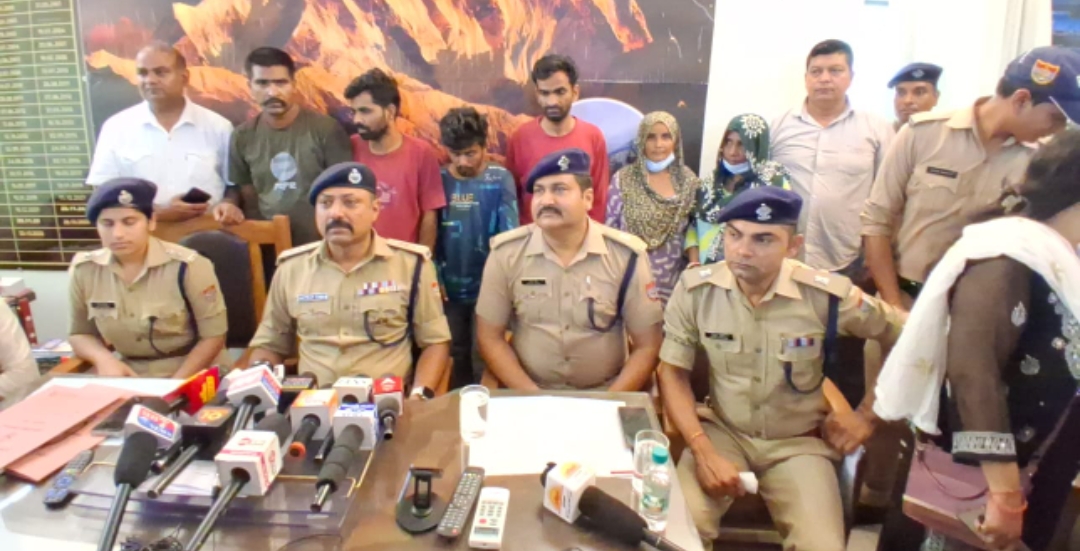 हरिद्वार पुलिस ने 72 घंटे के भीतर अन्तर्राज्यीय बच्चा चोर गिरोह का किया भंडाफोड़।  72 घंटे के भीतर बच्चा चोरी का खुलासा,पुलिस ने दो महिलाओं सहित गैंग के कुल छ:सदस्यों को किया गिरफ्तार।