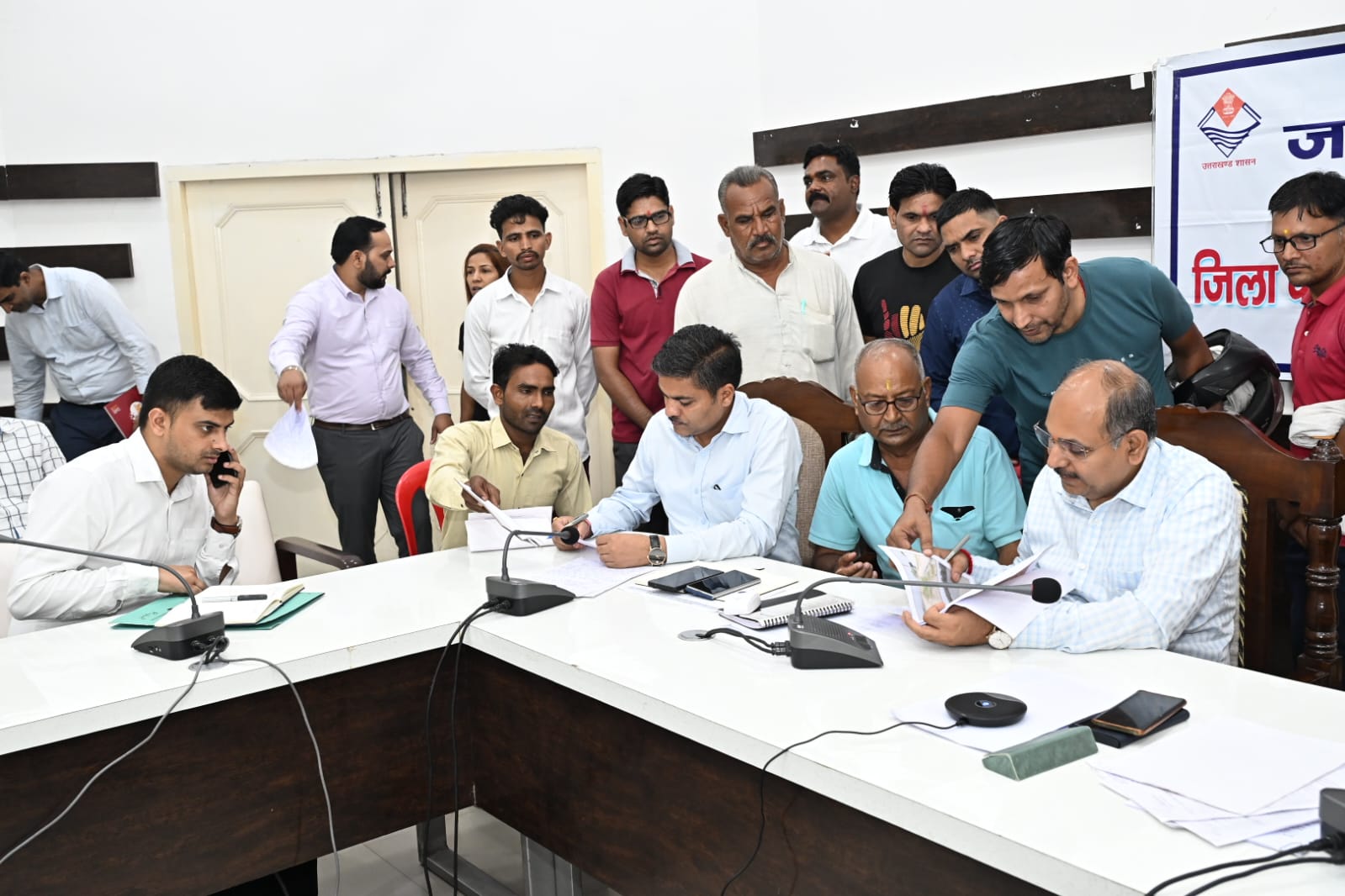  जिलाधिकारी मयूर दीक्षित के निर्देशन में मुख्य विकास अधिकारी डॉ ललित नारायण मिश्र की अध्यक्षता में आयोजित किया  जन सुनवाई कार्यक्रम।
