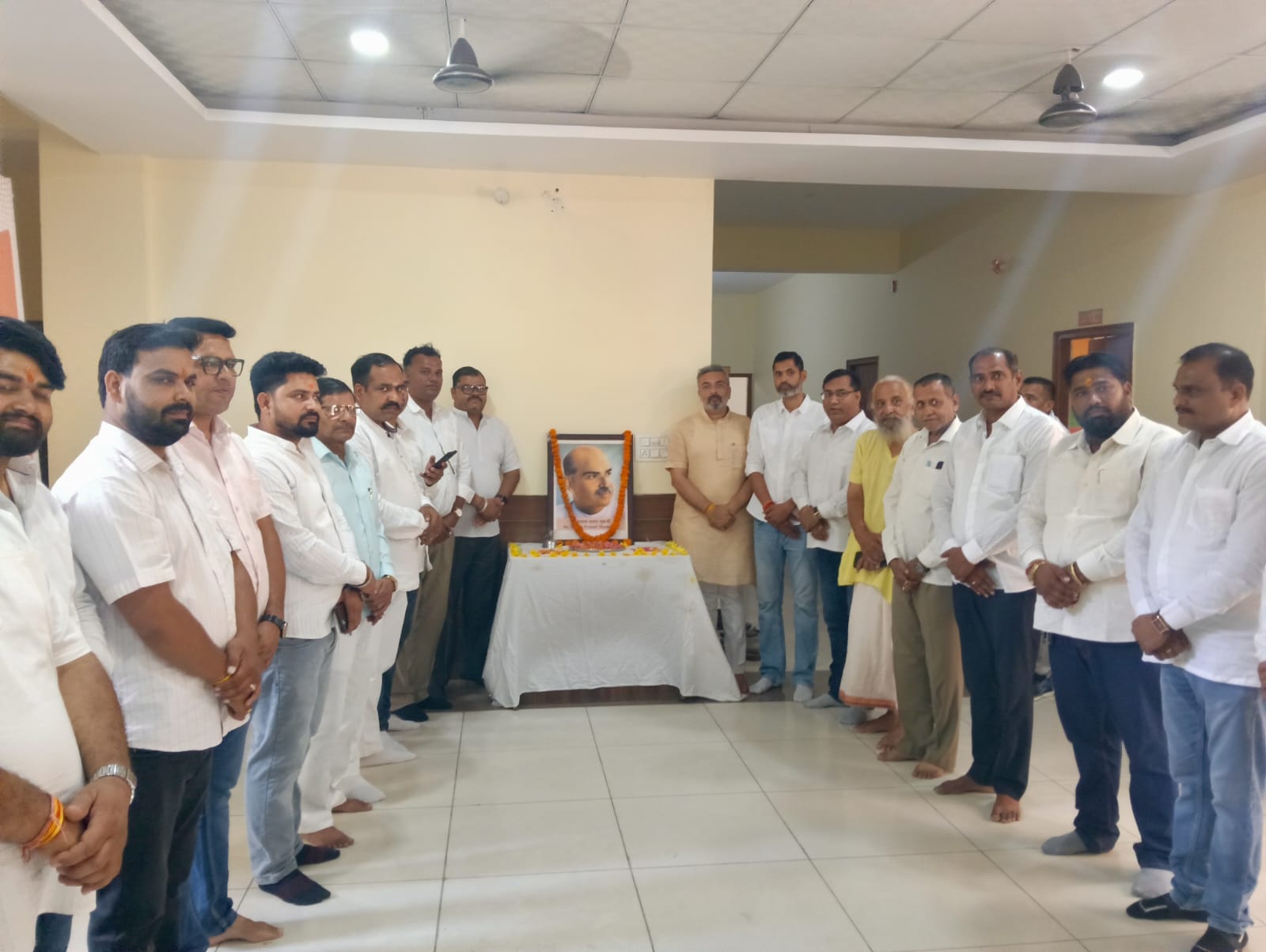 भारतीय जनता पार्टी जिला कार्यालय, जगजीतपुर हरिद्वार में डॉ. श्यामा प्रसाद मुखर्जी के बलिदान दिवस पर कार्यकर्ताओं और पदाधिकारियों ने उनके चित्र पर पुष्पांजलि अर्पित कर भावपूर्ण नमन किया।