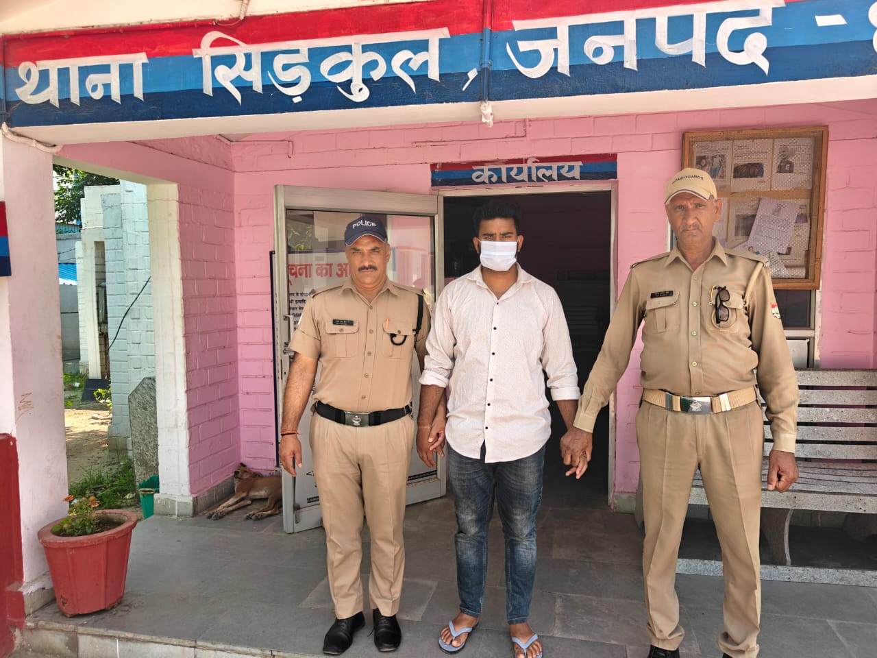 हुडदंग करने तथा जान से मारने की नियत से हमला करने के मामले में फरार चल रहे एक आरोपी को पुलिस ने किया गिरफ्तार।