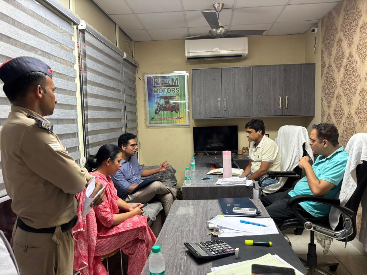 जिलाधिकारी मयूर दीक्षित के निर्देशों के अनुपालन में जनपद में संचालित ई-रिक्शा डीलरशिपों द्वारा मोटर वाहन अधिनियम एवं संबंधित नियमों के अनुपालन की जांच हेतु विशेष प्रवर्तन अभियान चलाया गया। 