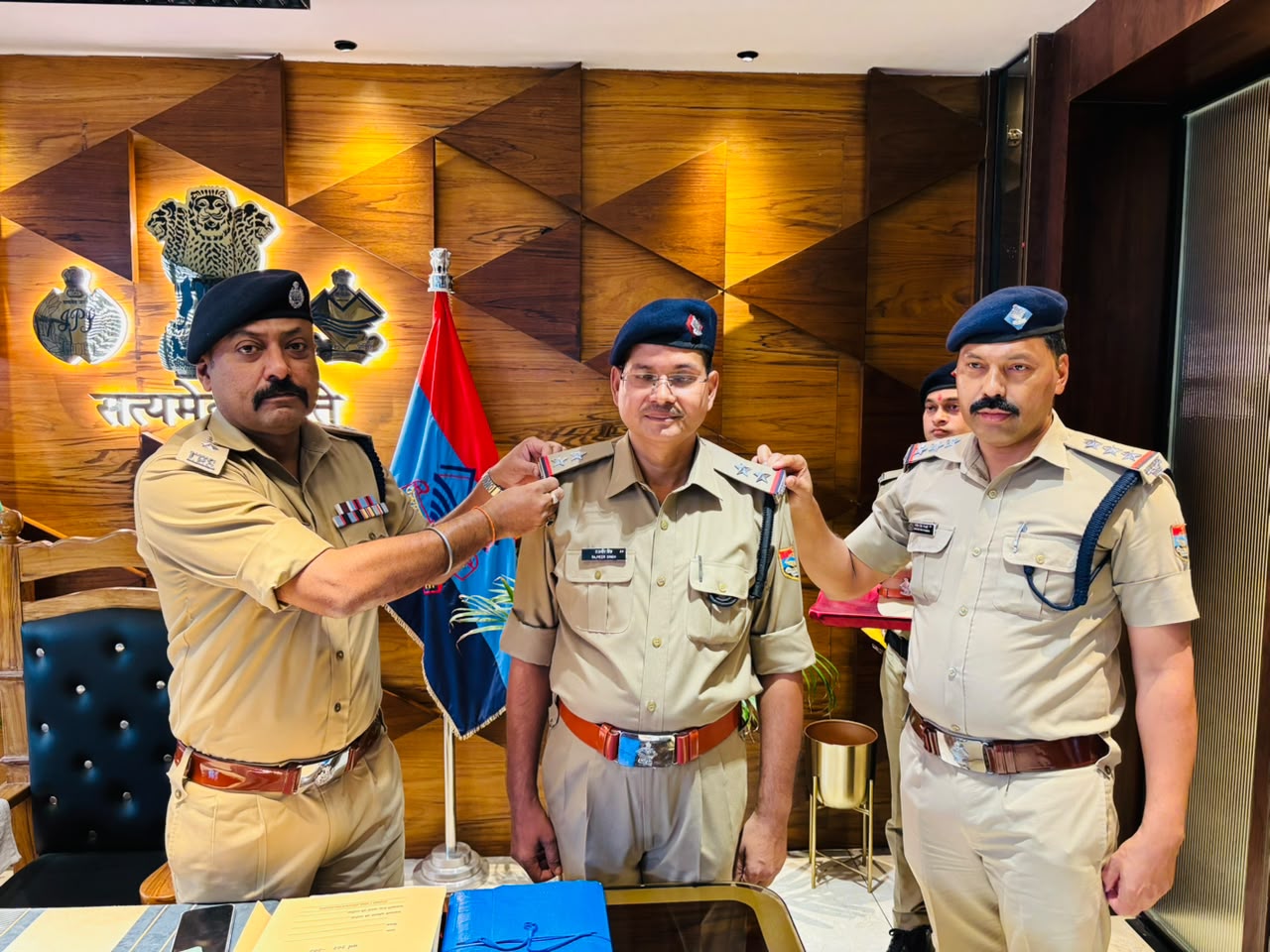 हेड कांस्टेबल से अपर उपनिरीक्षक बने राजवीर।  मेहनत, लगन और कर्तव्यनिष्ठा का मिला सम्मान।