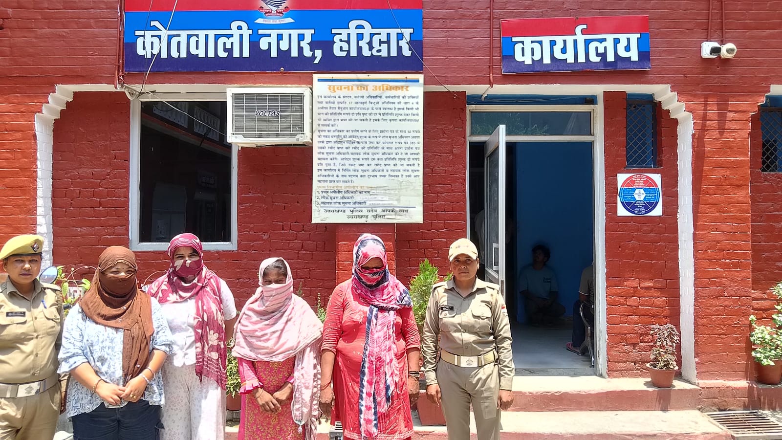 सार्वजनिक स्थान पर आने जाने वाले व्यक्तियो को अपनी ओर आकर्षित करने वाली महिलाओ को हरिद्वार पुलिस ने हिरासत में लिया।  हरिद्वार पुलिस द्वारा  04 महिलाओ के विरुद्ध की गई कार्यवाई।