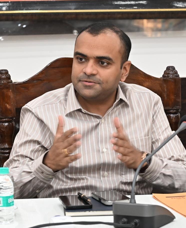 जिलाअधिकारी मयूर दीक्षित की भ्रष्टाचार के खिलाफ मुहिम हो रही है सार्थक।  मनरेगा जांच में बड़ा खुलासा: परिवहन विभाग का संविदा परिचालक बना मनरेगा मजदूर, ₹19,754 की राशि लौटाई।  लोकपाल की कार्रवाई: ग्राम रोजगार सहायक और तत्कालीन ग्राम विकास अधिकारी पर ₹1-1 हजार का जुर्माना, बीडीओ नारसन को अनुपालन के निर्देश