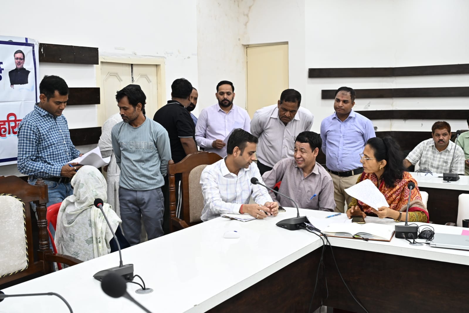  जिलाधिकारी मयूर दीक्षित के निर्देशन में अपर जिलाधिकारी वित्त एवं राजस्व वैभव गुप्ता की अध्यक्षता में आयोजित किया जन सुनवाई कार्यक्रम।