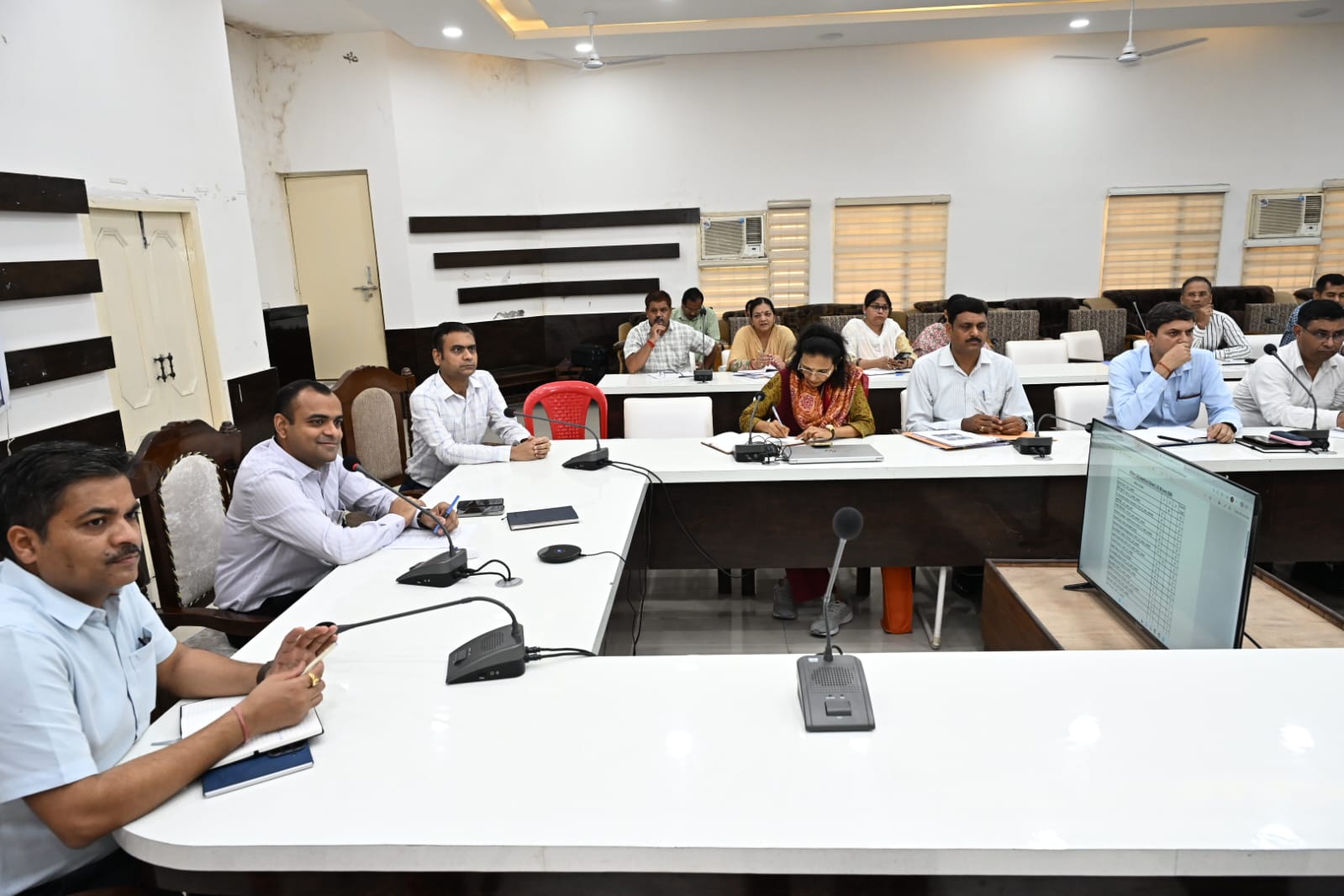 आगामी मानसून के दृष्टिगत सभी अधिकारी समयबद्ध ढंग से तैयारियां एवं व्यवस्थाएं पूर्ण करें : जिलाधिकारी।